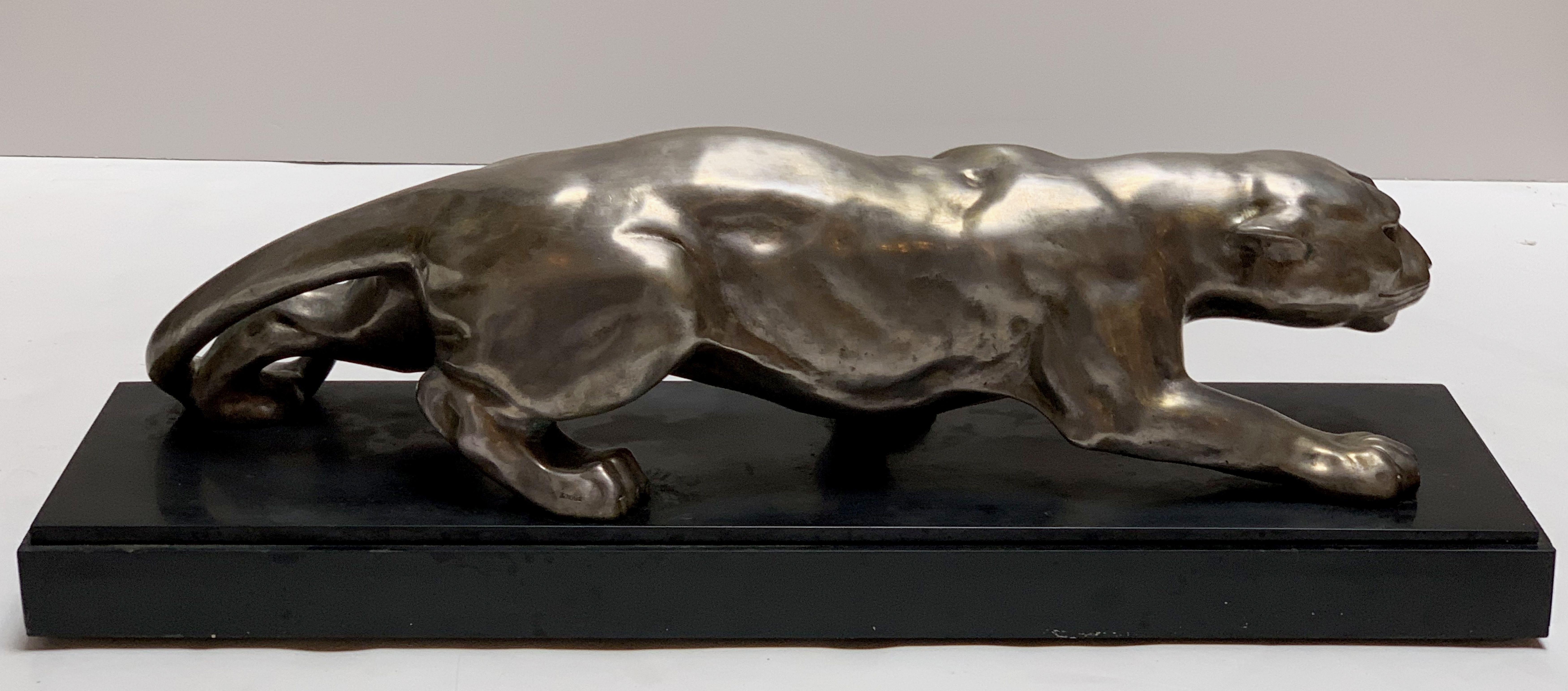 Große französische Art Deco Bronze Panther Skulptur auf Marmor von Deslin 1