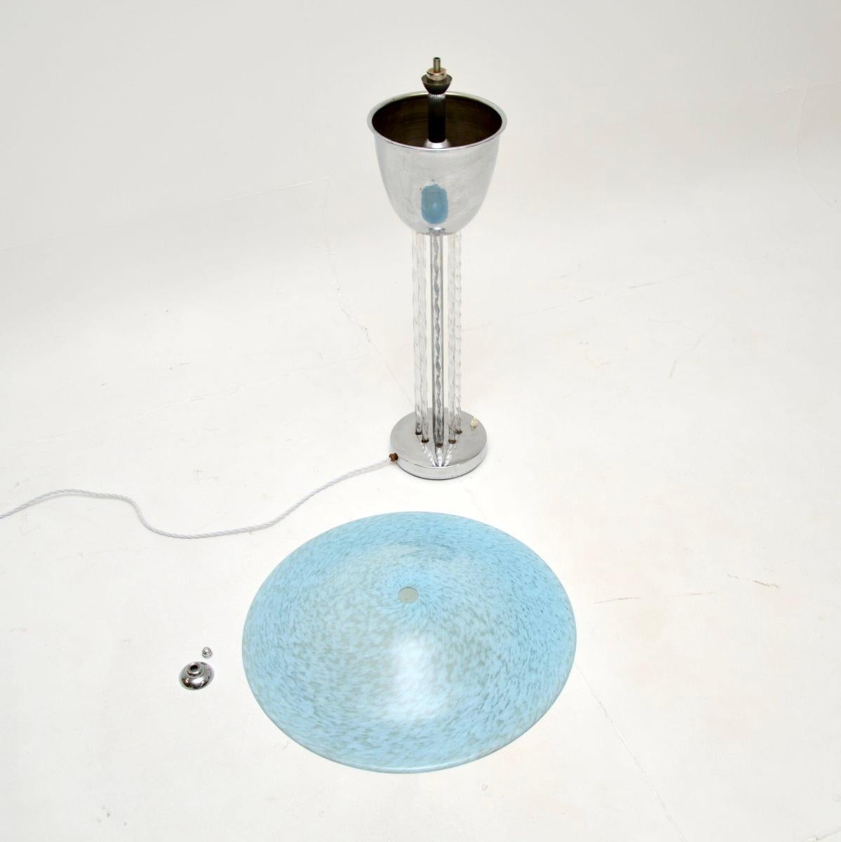 Gran lámpara de sobremesa francesa Art Déco de cromo y cristal mediados del siglo XX en venta