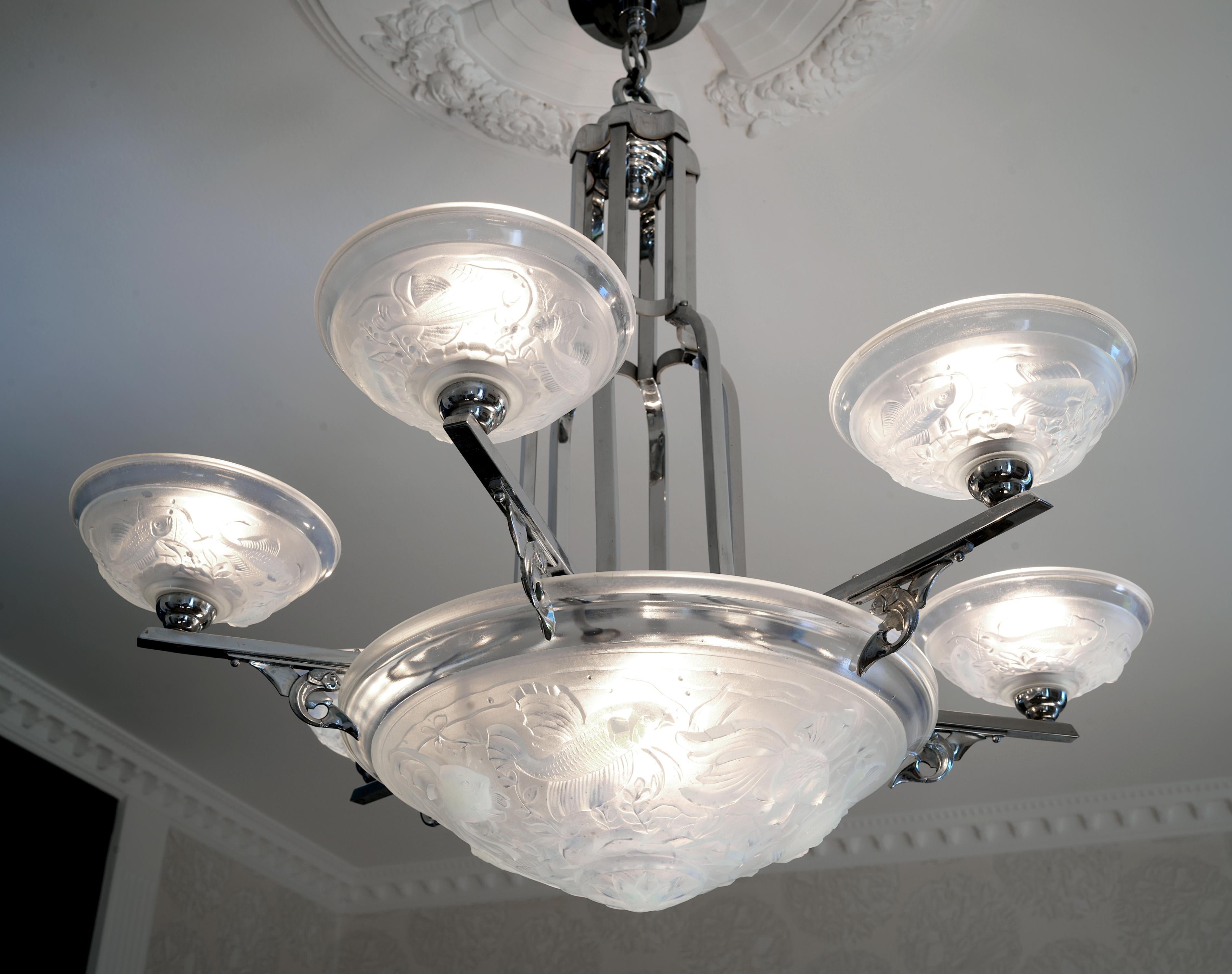 Lampadario francese Art Decor a forma di pesce, circa anni '20 - Decorazione marina in cromo e vetro.

Aggiungi un tocco di eleganza vintage al tuo spazio con questo autentico lampadario francese Art Deco a forma di pesce, risalente agli anni Venti.