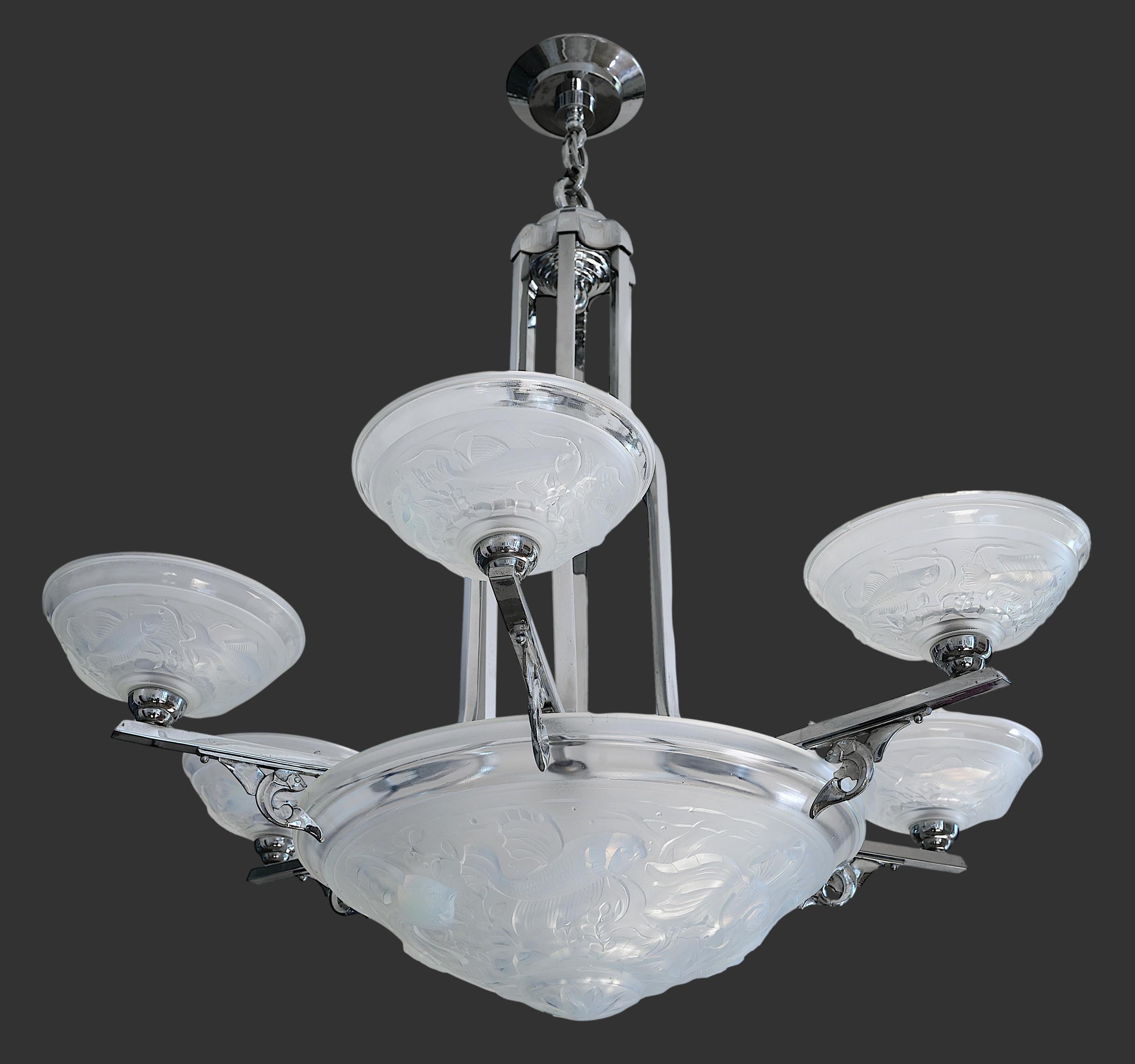 Art Déco Grande lampadario Art Deco francese cromato e opalescente 1920 in vendita