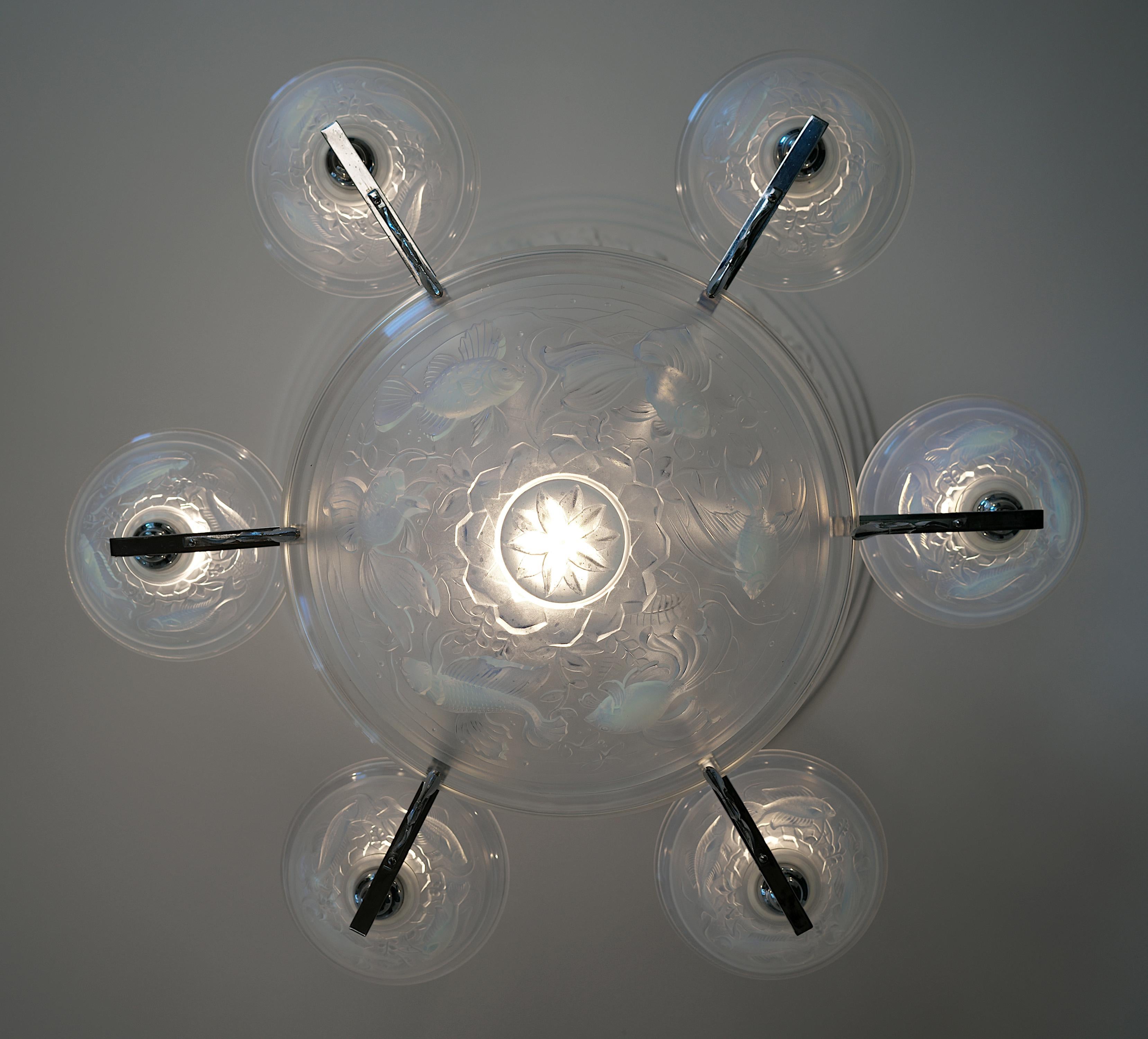 Francese Grande lampadario Art Deco francese cromato e opalescente 1920 in vendita