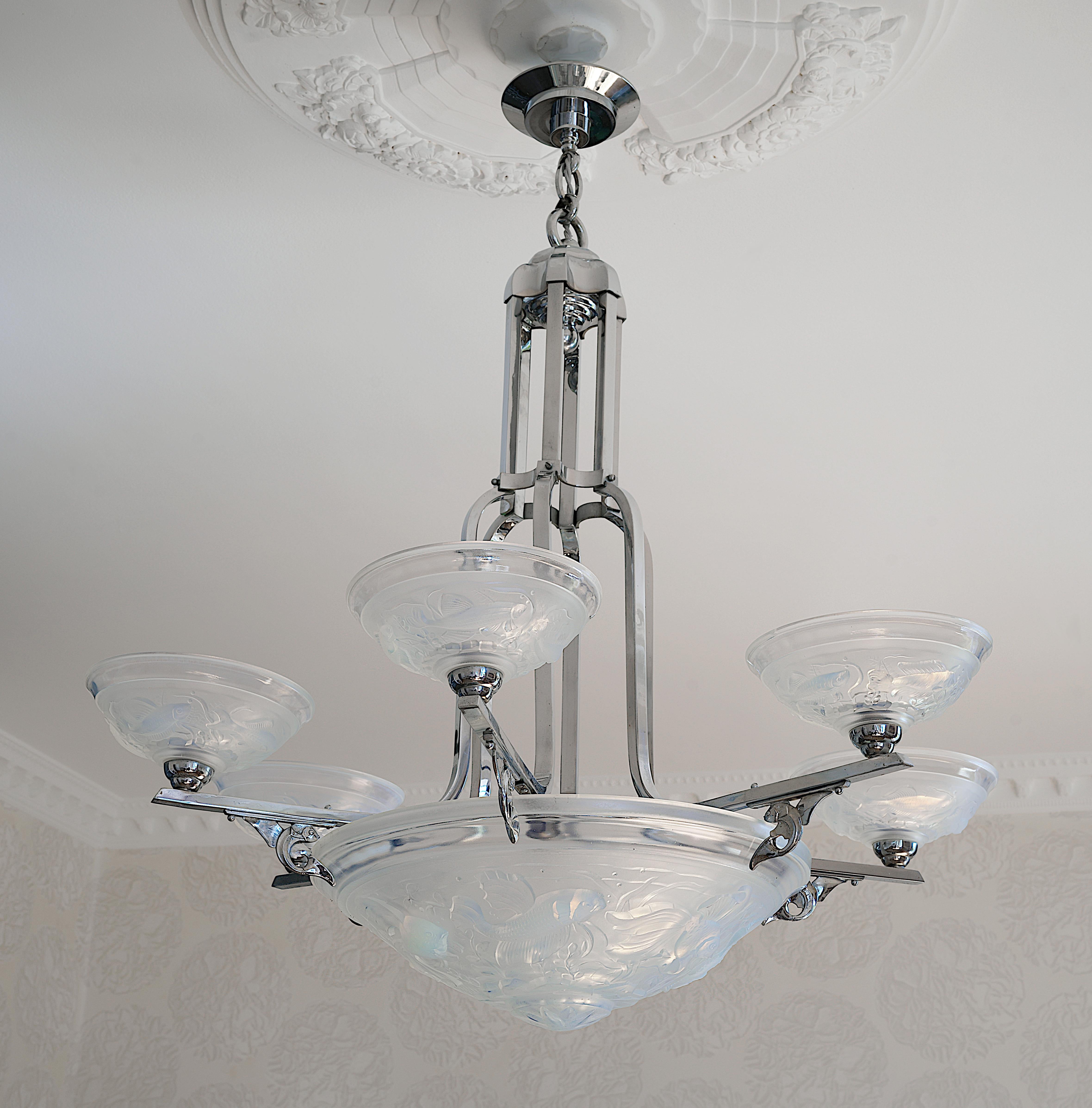 Vetro Grande lampadario Art Deco francese cromato e opalescente 1920 in vendita