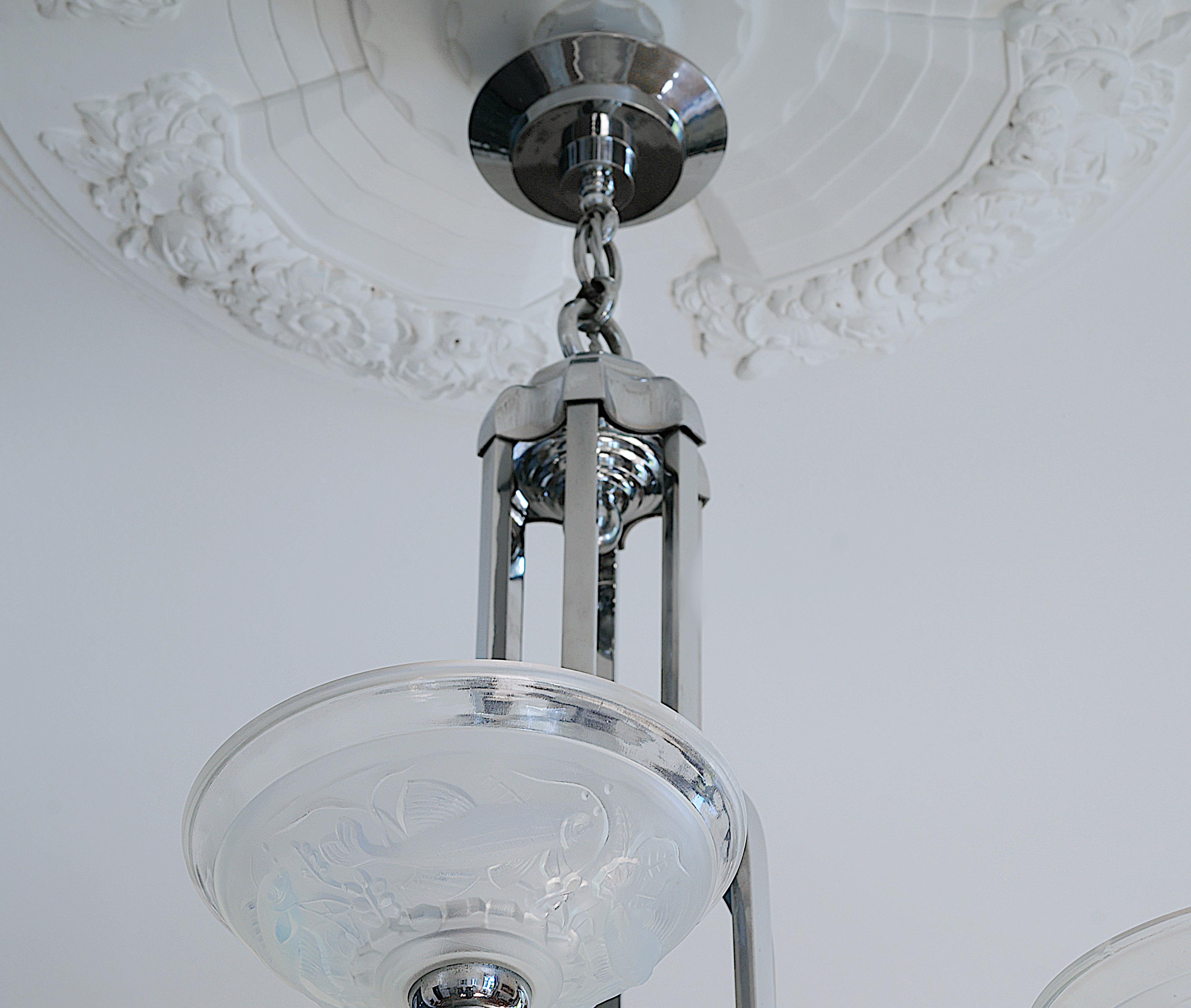 Grande lampadario Art Deco francese cromato e opalescente 1920 in vendita 1