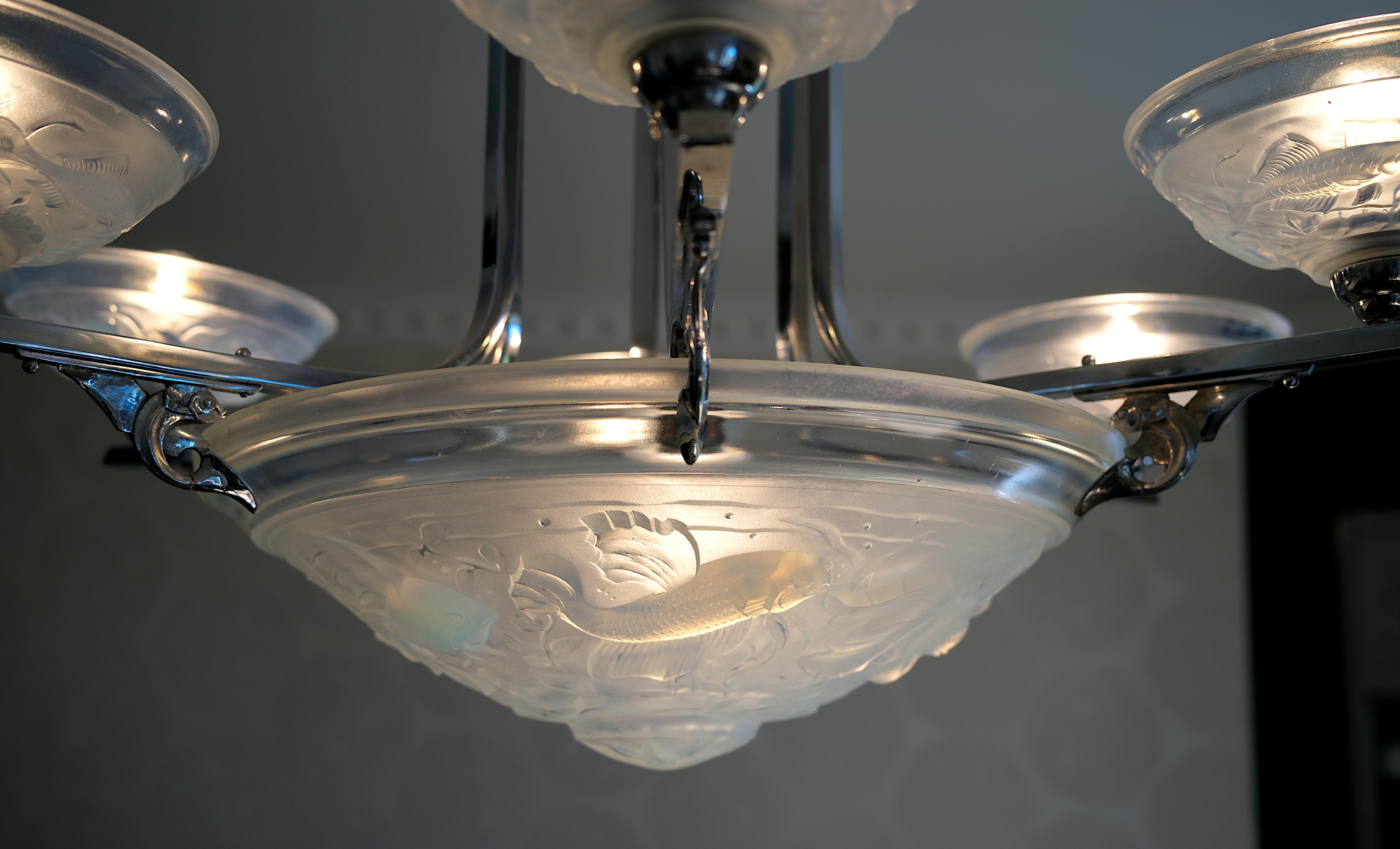 Grande lampadario Art Deco francese cromato e opalescente 1920 in vendita 2