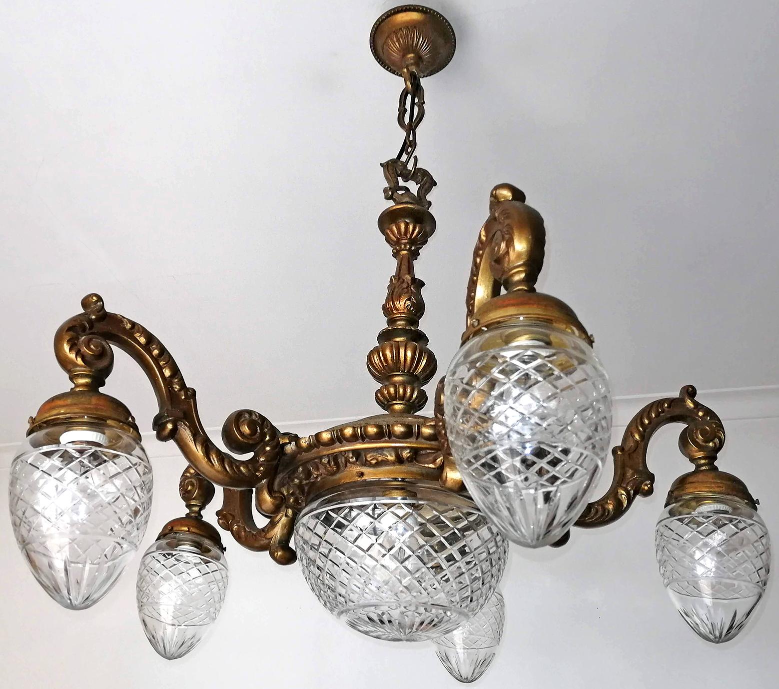 Gorgeous, heavy antique gilt bronze French Art Deco cut crystal glass globes 6-light chandelier, early 20th century.
Age patina.
Measures:
Diameter 31.5 in / 80 cm
Height 35.5 in / 90 cm
Weight 40 lb /18 kg
Glass bowl 25 x 22 cm.
Weight; 18 kg
Glass