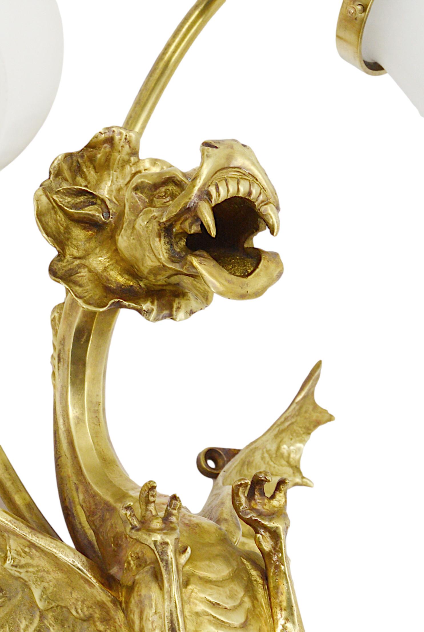 Große französische Art-Déco-D Drachen-Doppelwandleuchte, ca. 1930 (Bronze) im Angebot