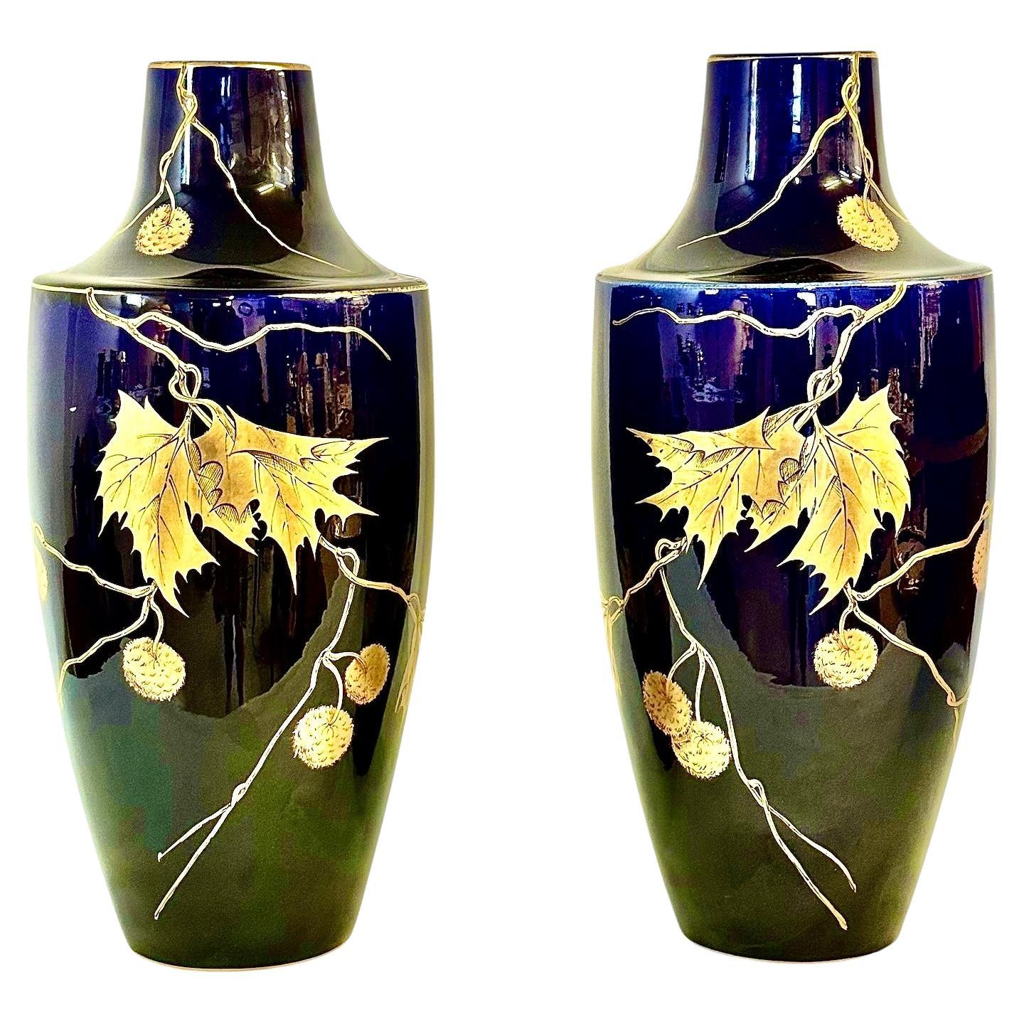 Questa eccezionale coppia di grandi vasi francesi Art Déco è attribuita a Gustave Asch per il rinomato laboratorio di maioliche Sainte Radegonde, circa 1920. Ogni vaso è rifinito con un ricco smalto blu cobalto lucido e decorato con delicati motivi