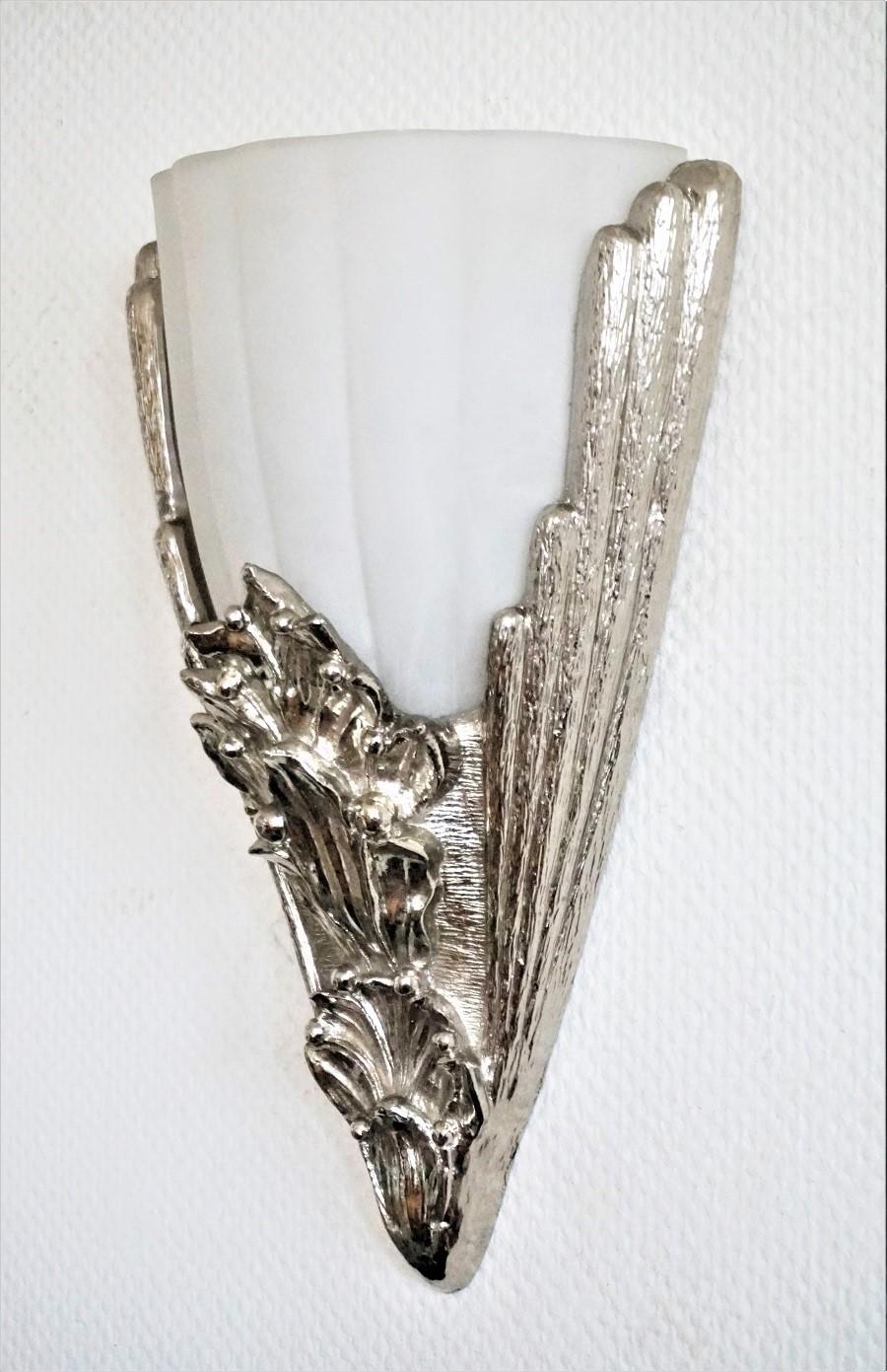 Große Art-déco-Wandleuchte aus mattiertem Glas, Frankreich 1930-1939. Elegantes Gestell aus Aluminiumguss mit verchromter Oberfläche. Sie nimmt eine große E27-Glühbirne auf.
In sehr gutem Zustand und neu verkabelt.
Maße: Höhe 17