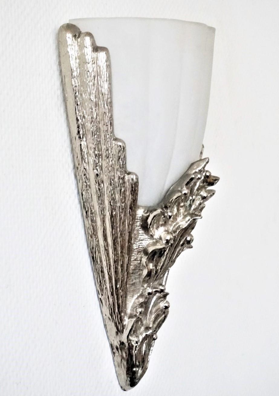Large French Art Deco Frosted Glass Shell Wall Sconce, 1930-1939 In Good Condition In Frankfurt am Main, DE