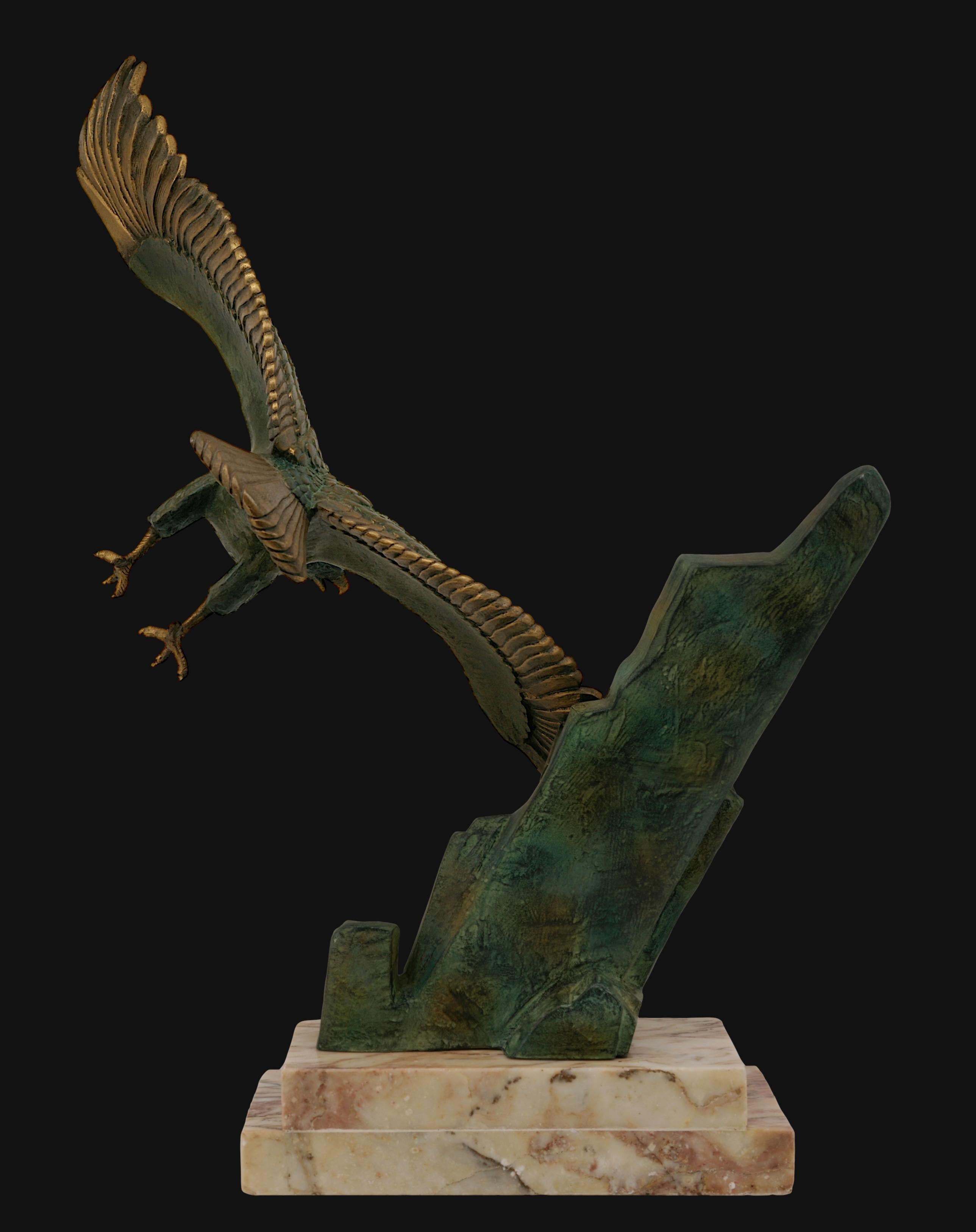 Grande sculpture française Art déco d'aigle doré, années 1930 en vente 6