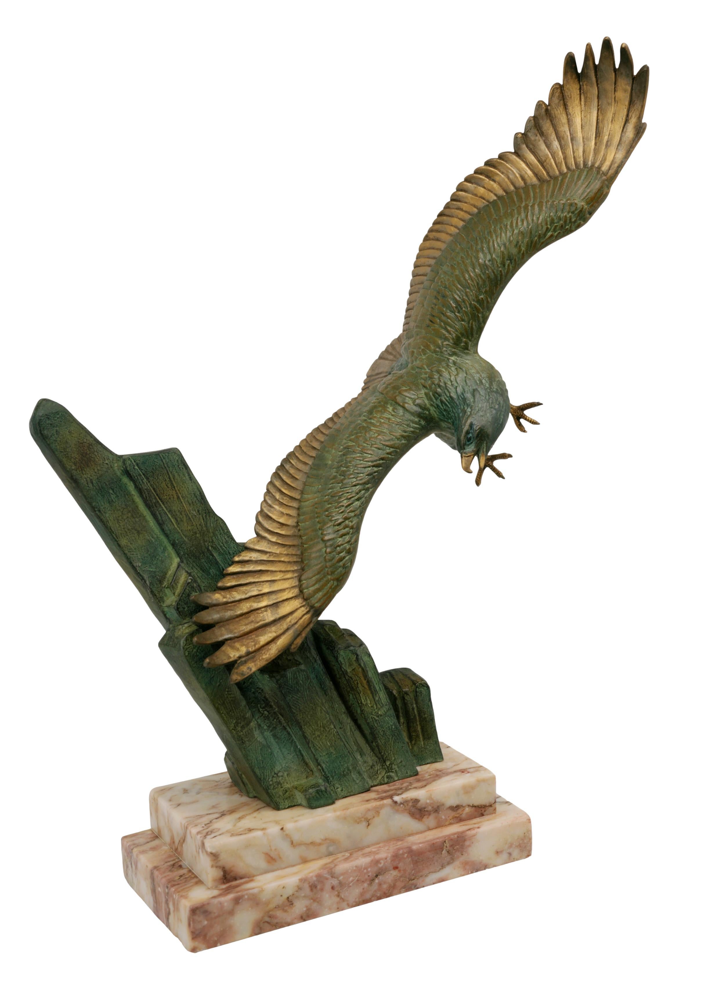 Grande sculpture française Art déco d'aigle doré, années 1930 en vente 7