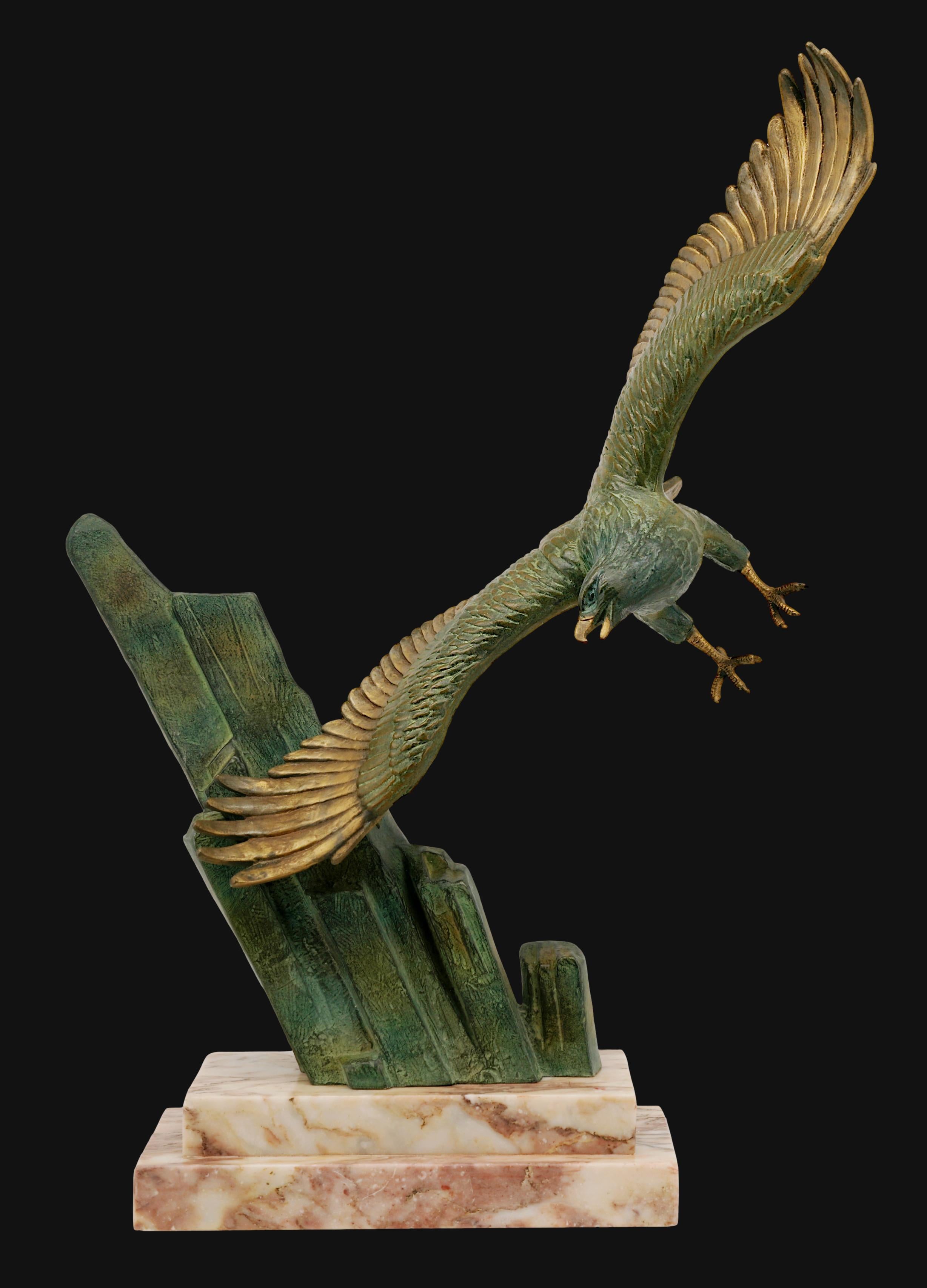 Grande sculpture française Art déco d'aigle doré, années 1930 en vente 8