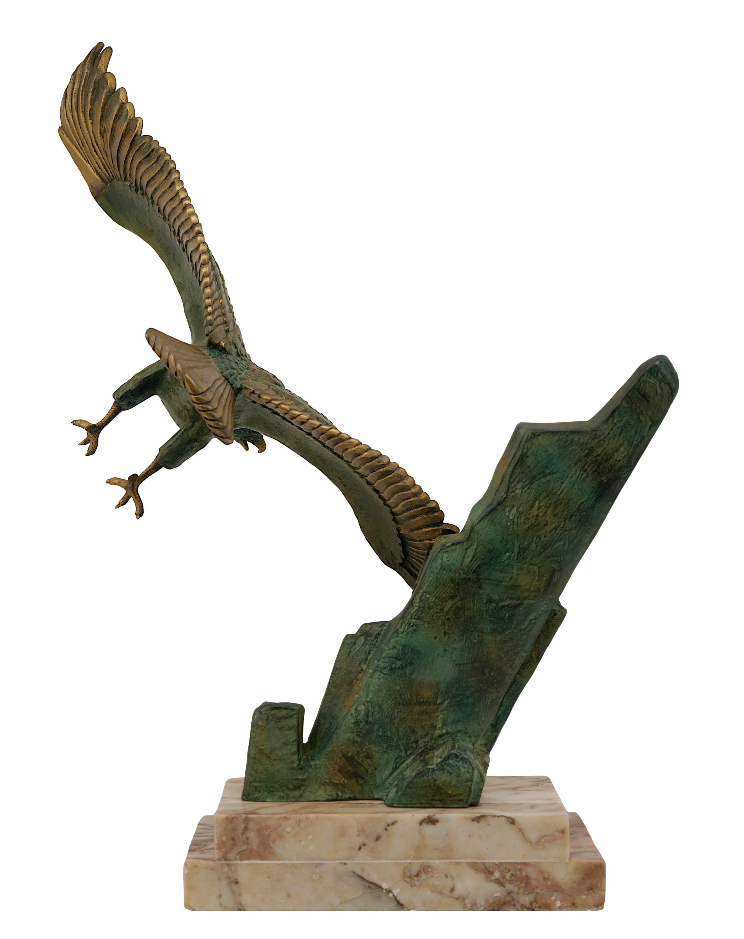 Grande sculpture française Art déco d'aigle doré, années 1930 en vente 9