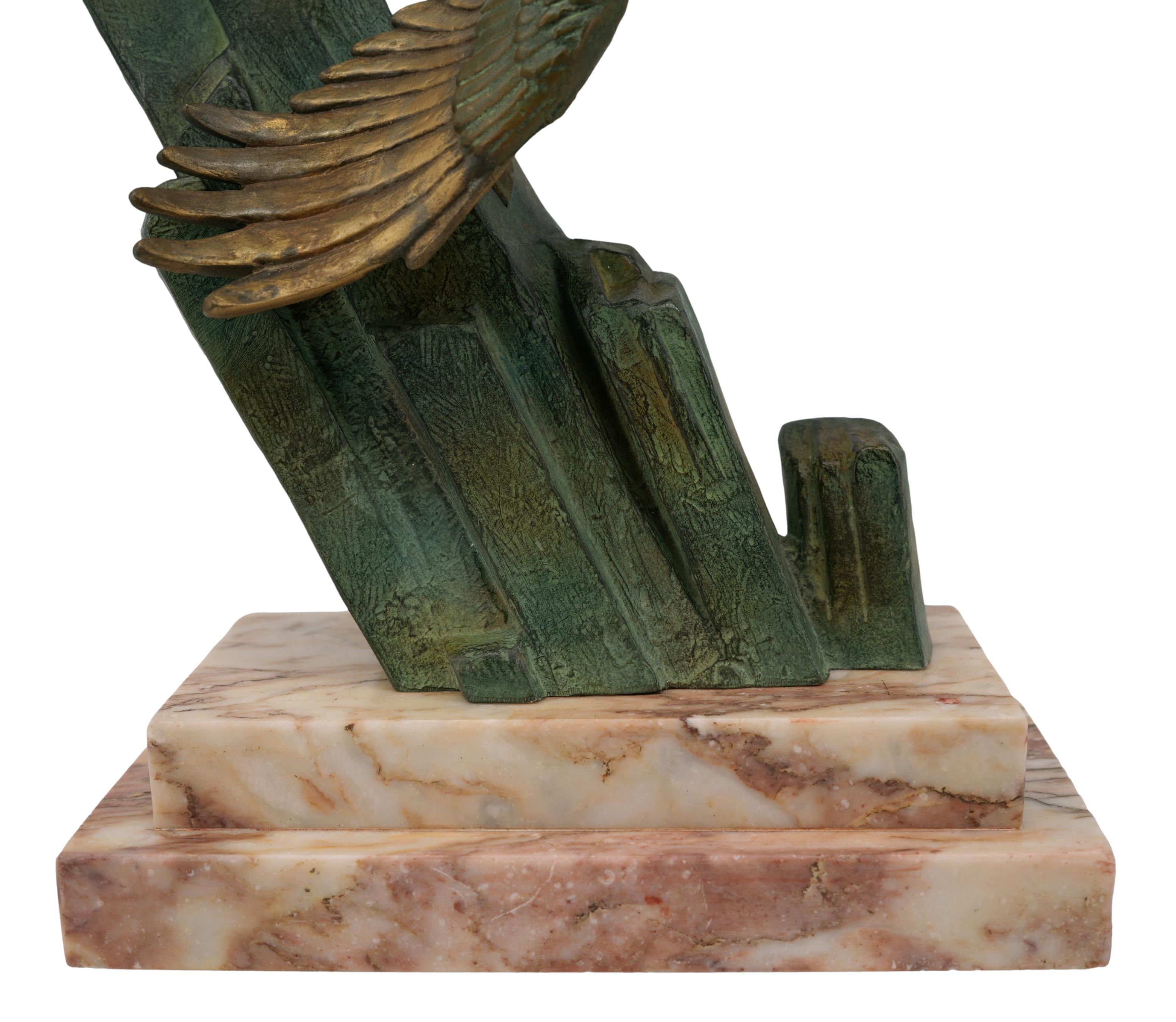 Grande sculpture française Art déco d'aigle doré, années 1930 en vente 10