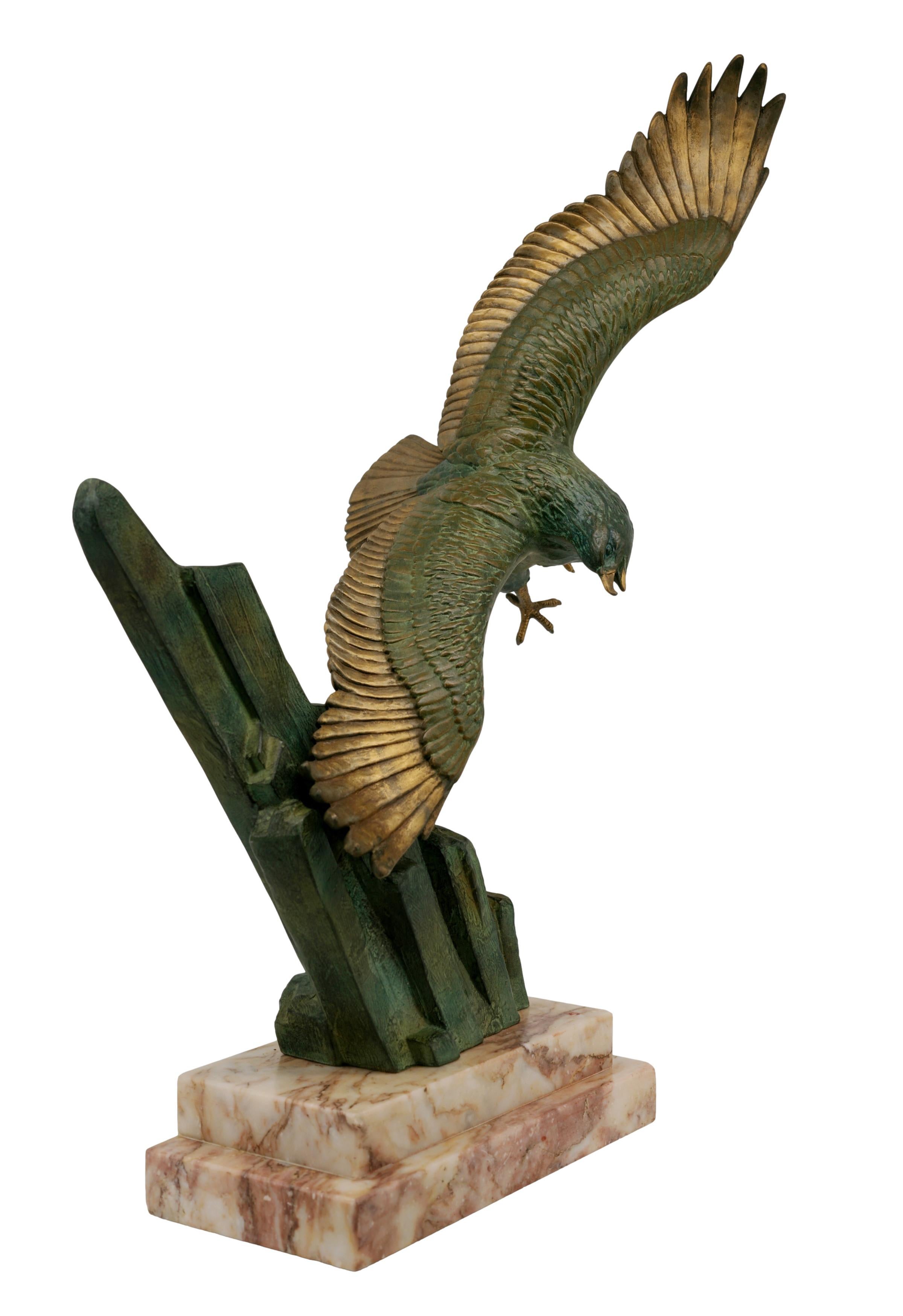 Français Grande sculpture française Art déco d'aigle doré, années 1930 en vente