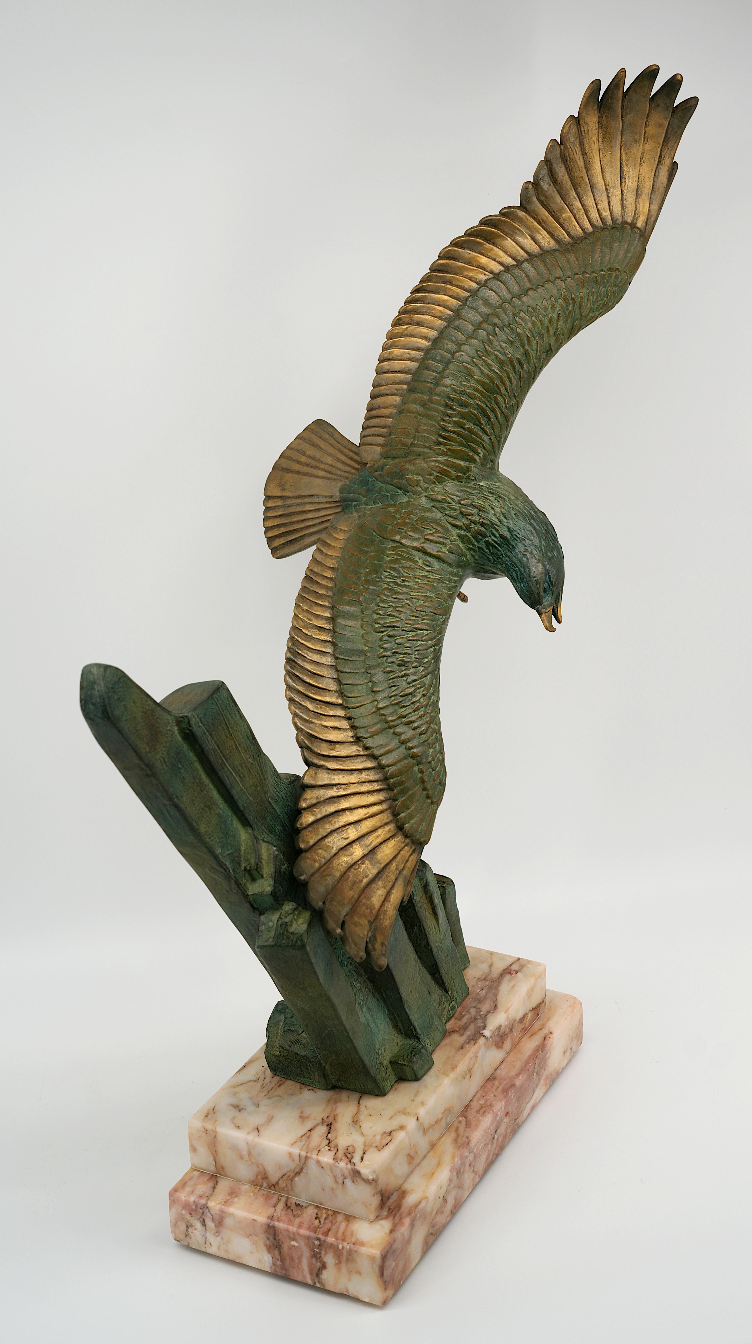 Large French Art Deco Golden Eagle Sculpture, 1920 In Good Condition For Sale In Saint-Amans-des-Cots, FR