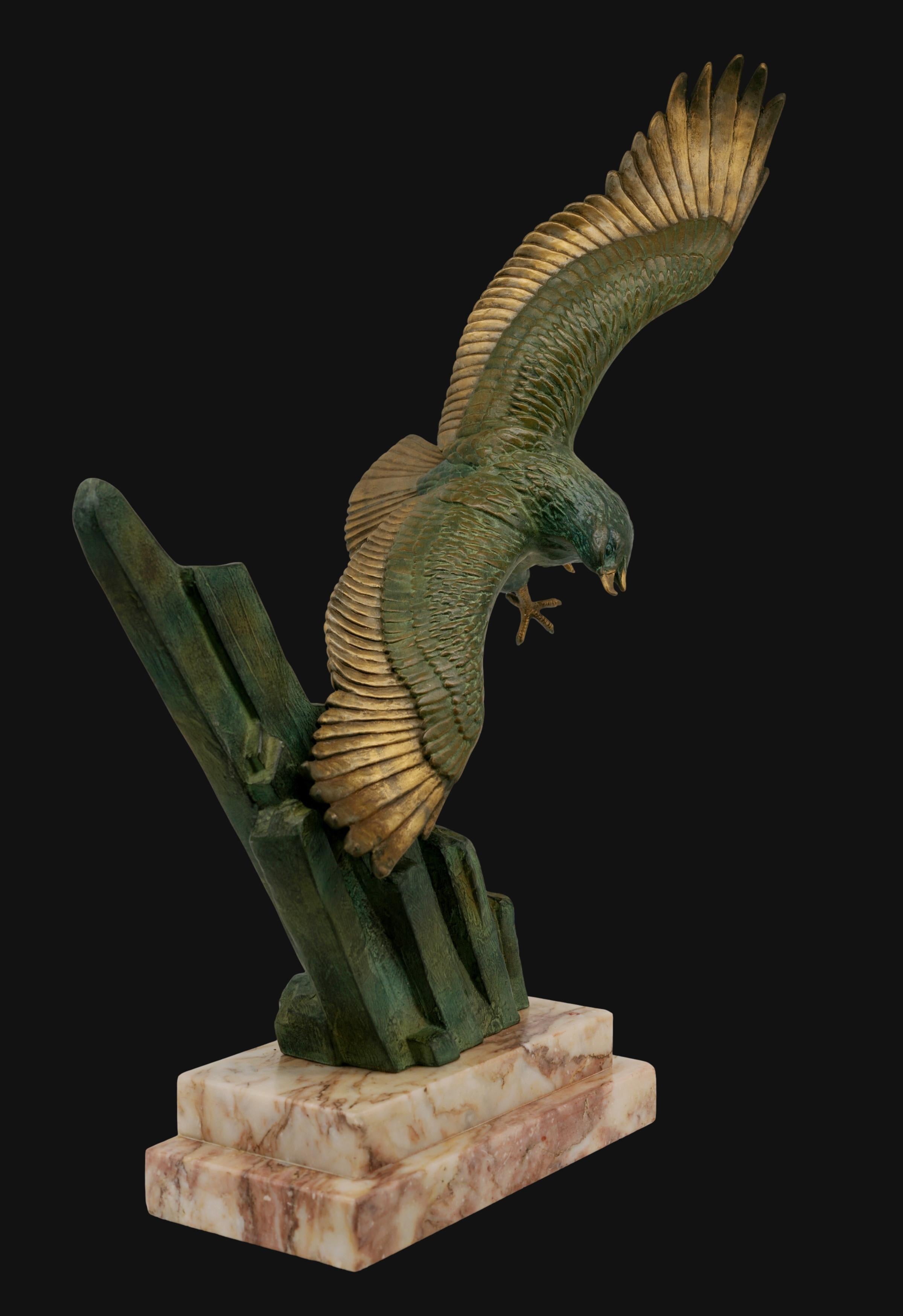 Zinc brut Grande sculpture française Art déco d'aigle doré, années 1930 en vente