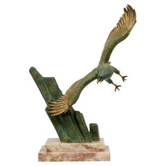 Grande sculpture française Art déco d'aigle doré, 1920