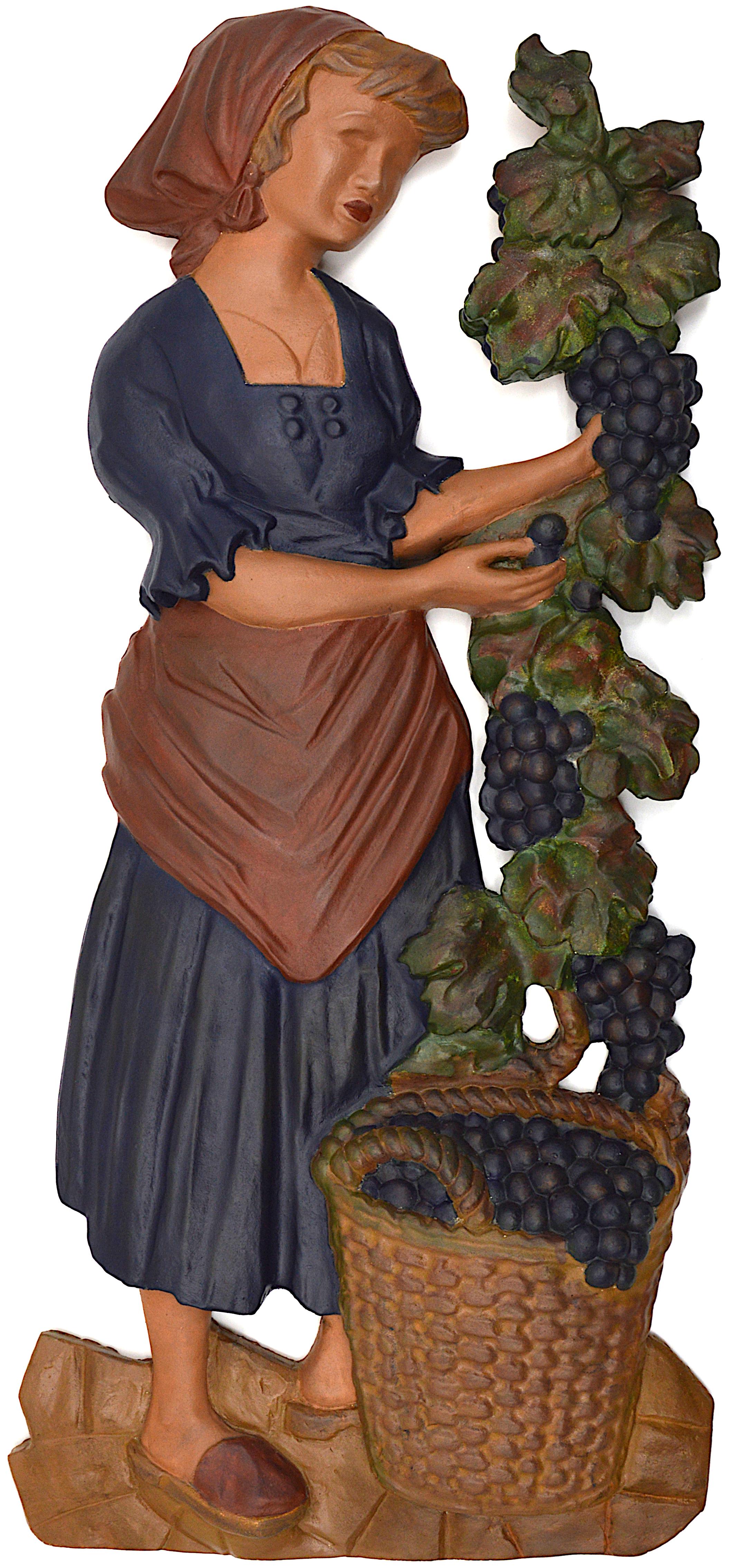 Coppia di vendemmiatori in stile Art Déco francese, Francia, anni '20. Queste grandi sculture in gesso ornavano l'ingresso di una cantina di un vigneto. Misure: La donna - altezza 90 cm, larghezza 40 cm, profondità 6 cm. L'uomo - altezza 35,2