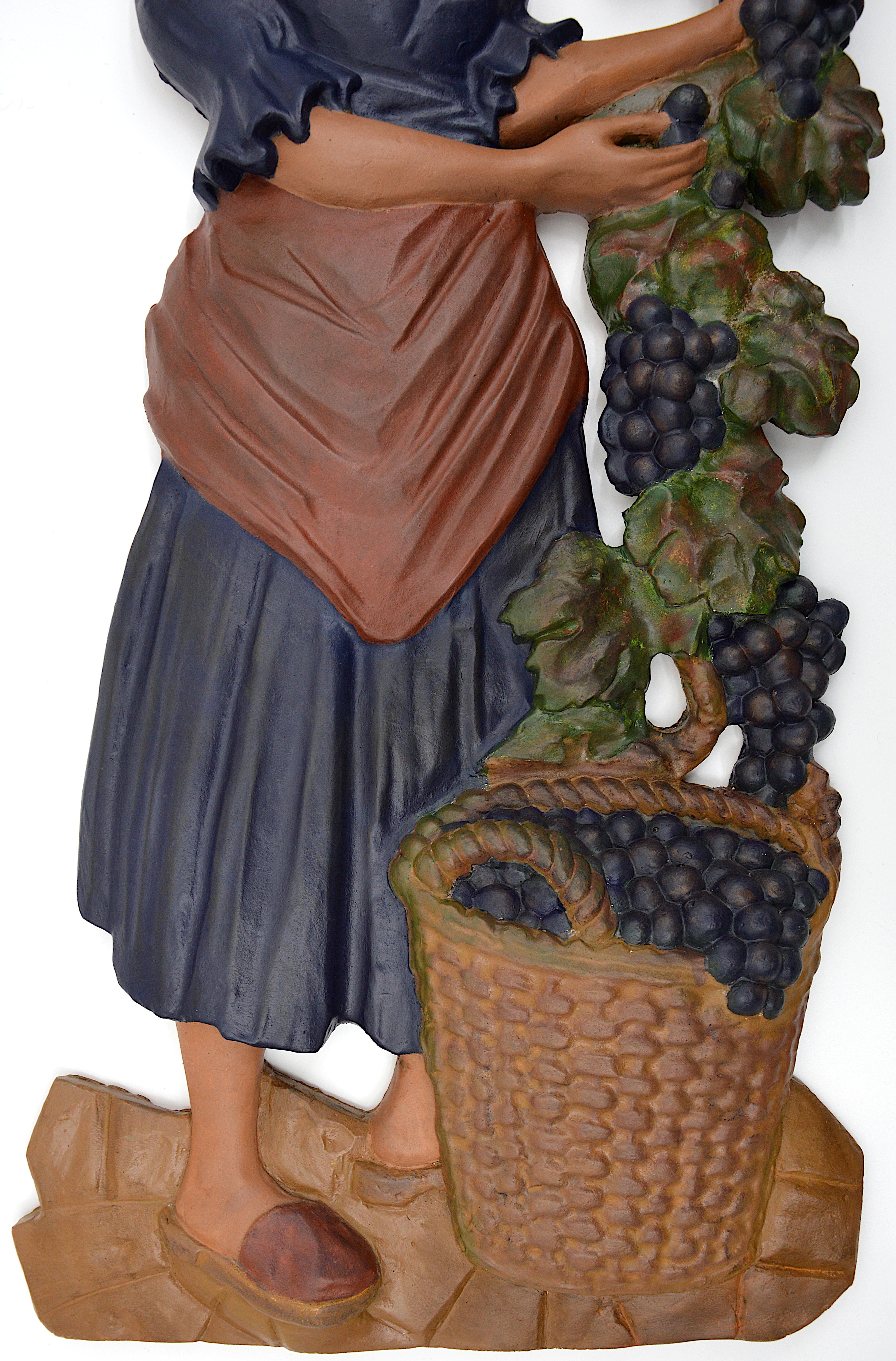 Policromo Grande scultura di coppia di raccoglitori d'uva in stile Art Déco francese, 1920 in vendita