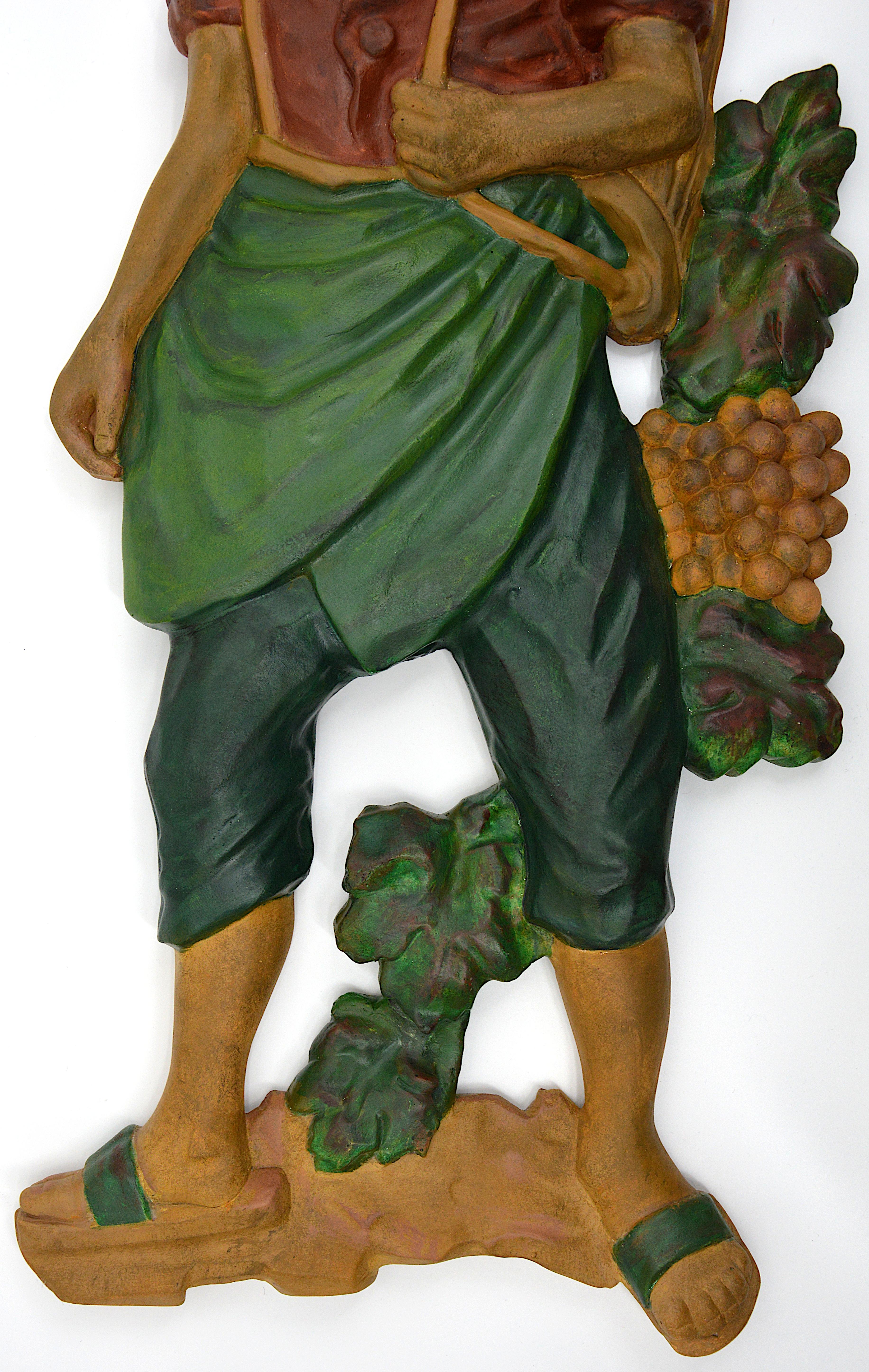 Intonaco Grande scultura di coppia di raccoglitori d'uva in stile Art Déco francese, 1920 in vendita