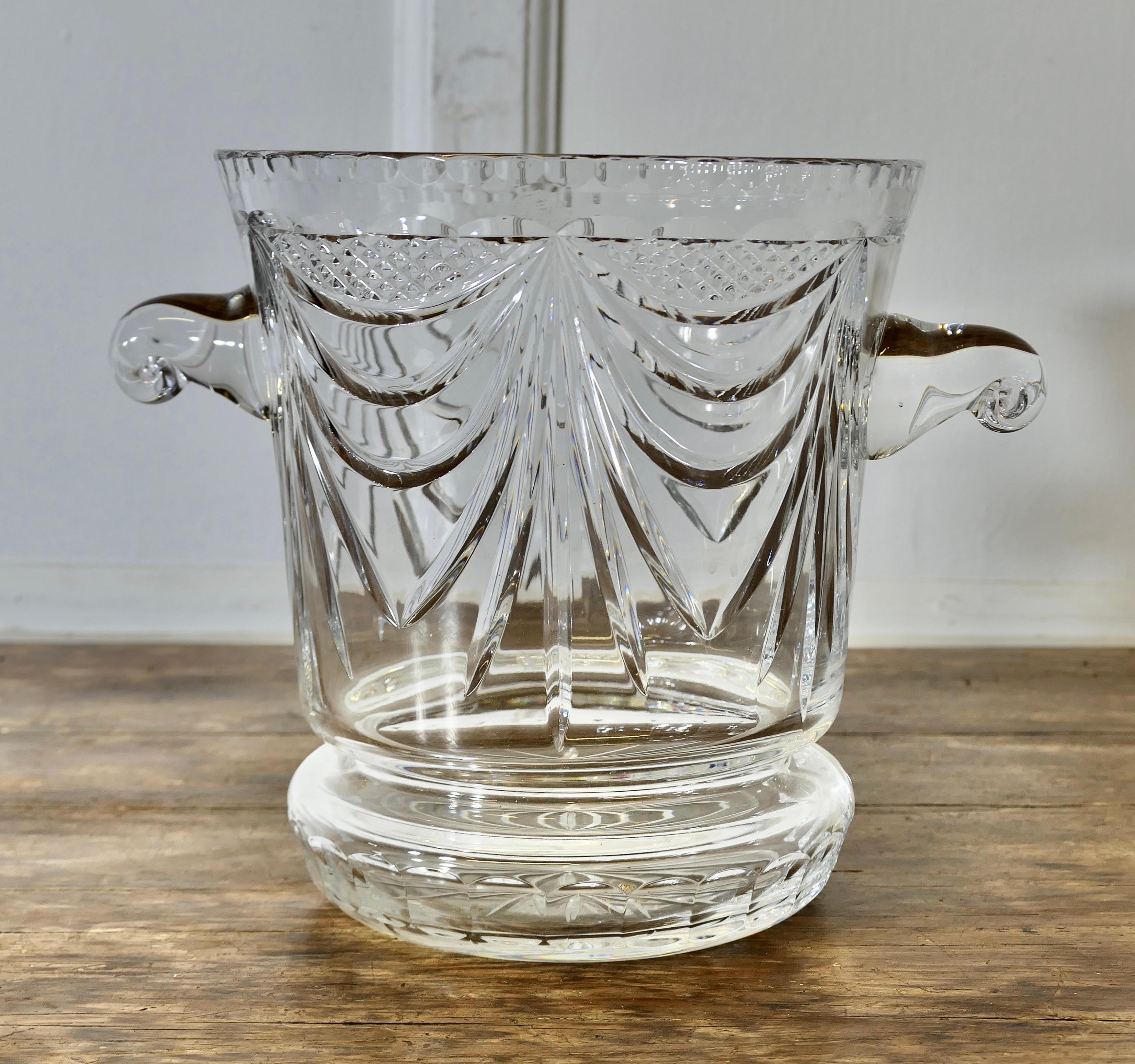 Großer französischer Champaign-Eiskübel aus mundgeblasenem, geschliffenem Kristall im Art déco-Stil, Weinkühler

Ein großartiges Stück handgefertigtes Kristall
Der Weinkühler oder Eiskübel ist in sehr gutem Vintage-Zustand, er funkelt mit Regenbögen