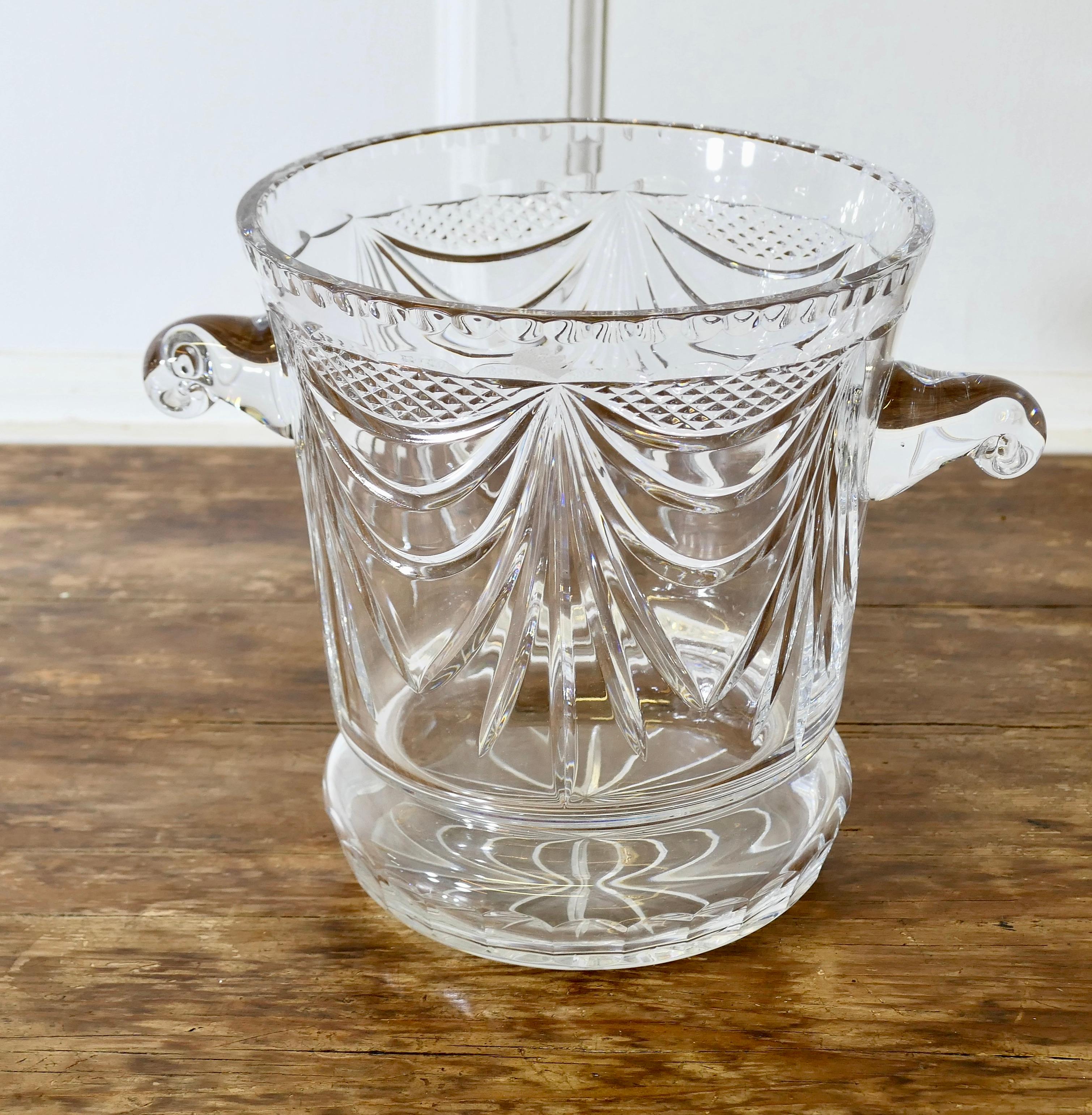 Großer französischer Champaign-Eiskübel aus mundgeblasenem, geschliffenem Kristall im Art déco-Stil, Weinkühler im Zustand „Gut“ im Angebot in Godshill, Isle of Wight