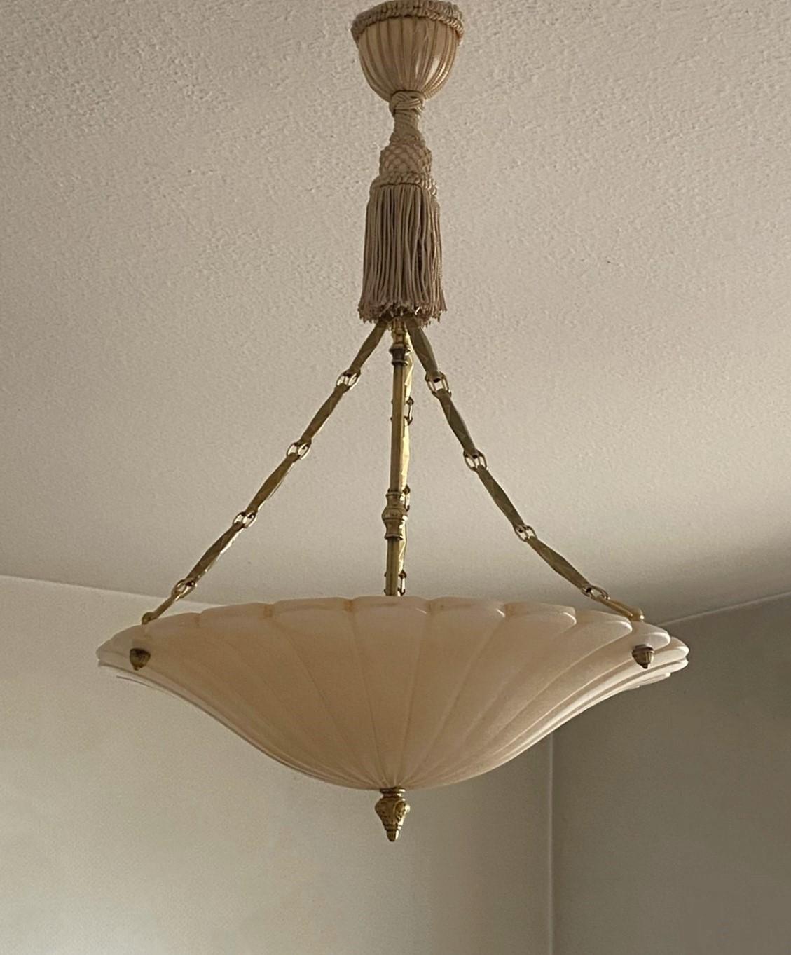 Large French Art Deco Hand-Carved White Alabaster Three-Light Chandelier, 1920s In Good Condition In Frankfurt am Main, DE