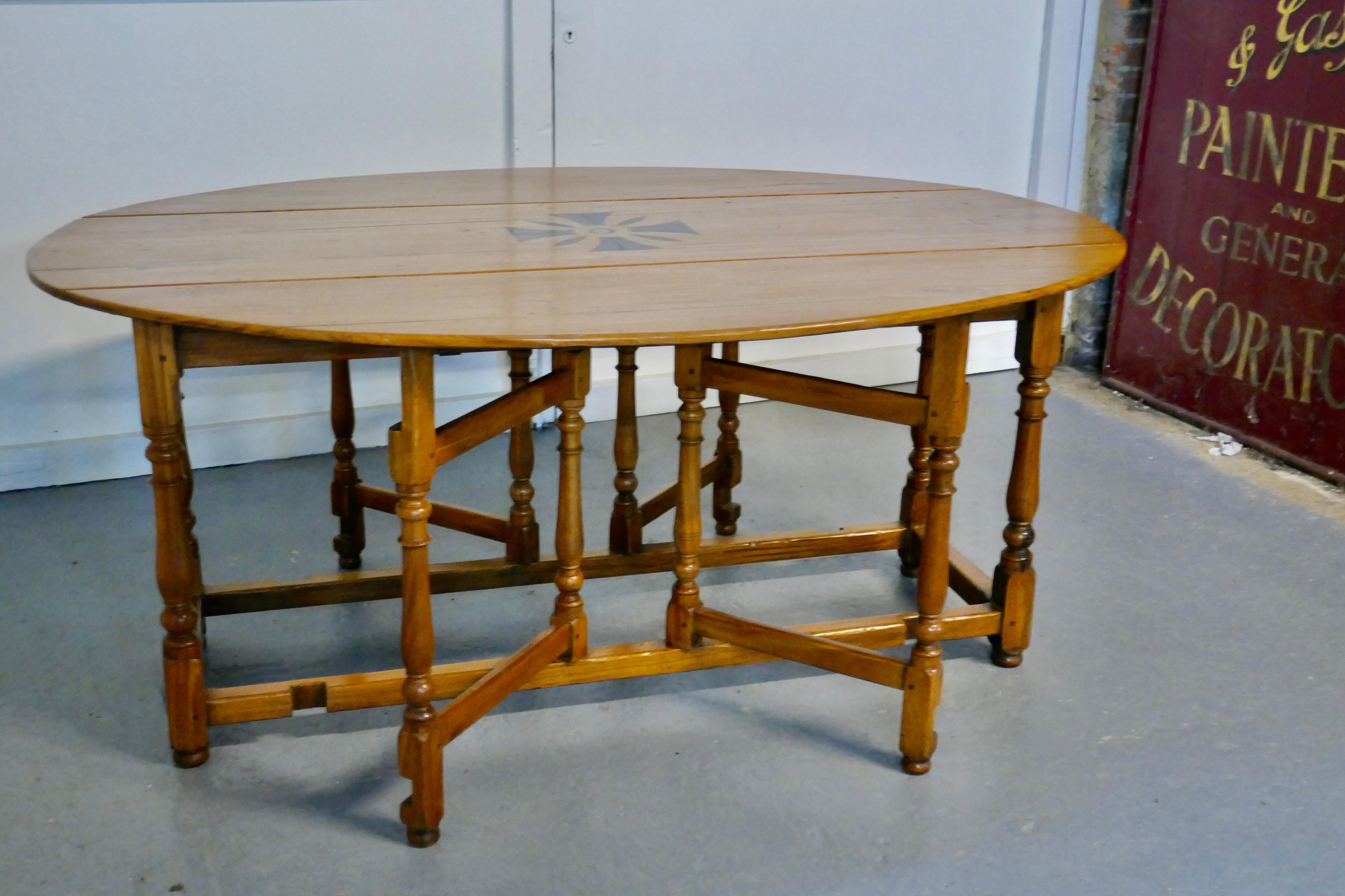 Large French Art Deco Lemon Wood Gate Leg Wake Table In Good Condition For Sale In Chillerton, Isle of Wight