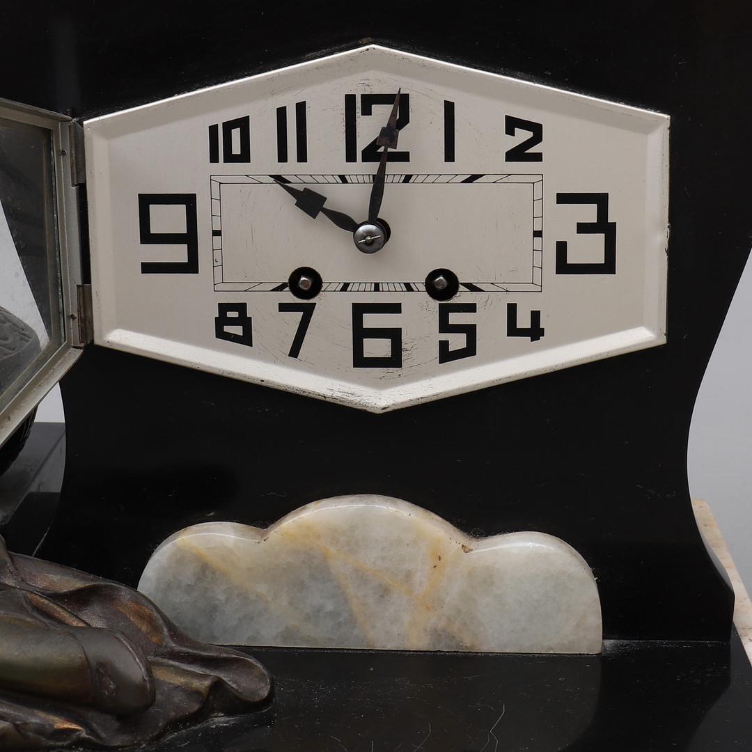 Français Grande horloge de cheminée Art déco française en marbre en vente