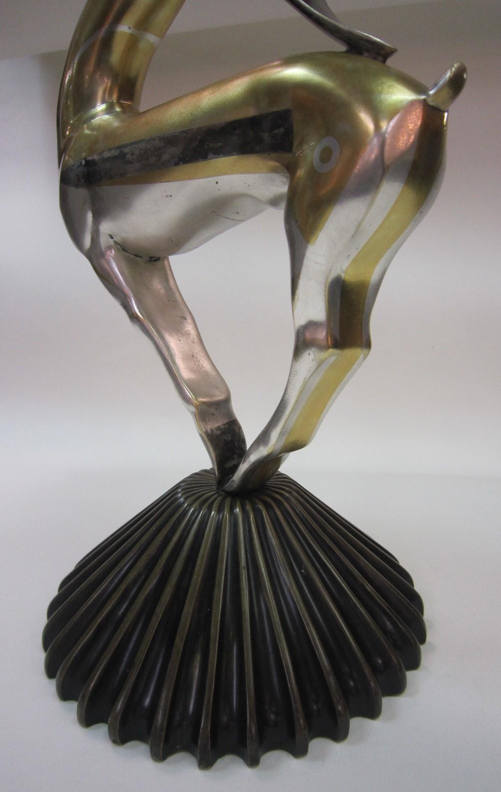 Grand vase Art Déco français en bronze doré et argenté représentant une gazelle stylisée A. Klty en vente 4