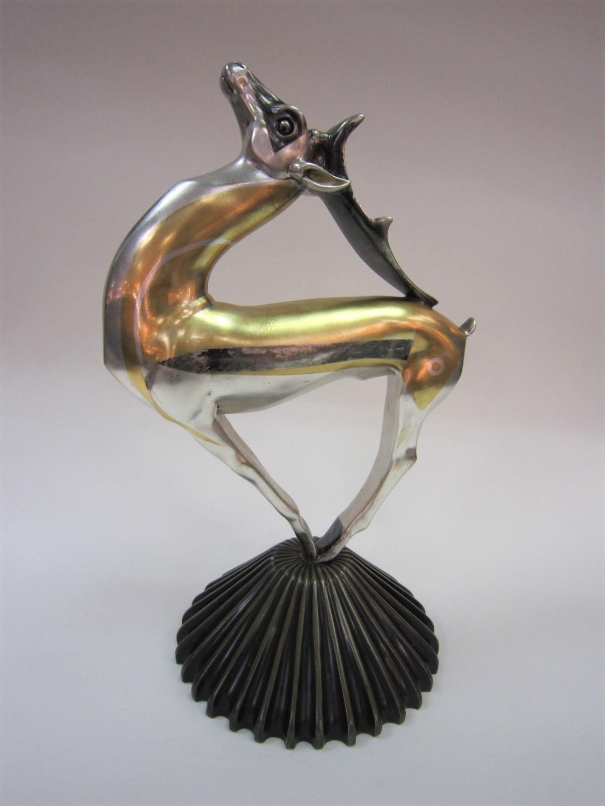 Art déco Grand vase Art Déco français en bronze doré et argenté représentant une gazelle stylisée A. Klty en vente