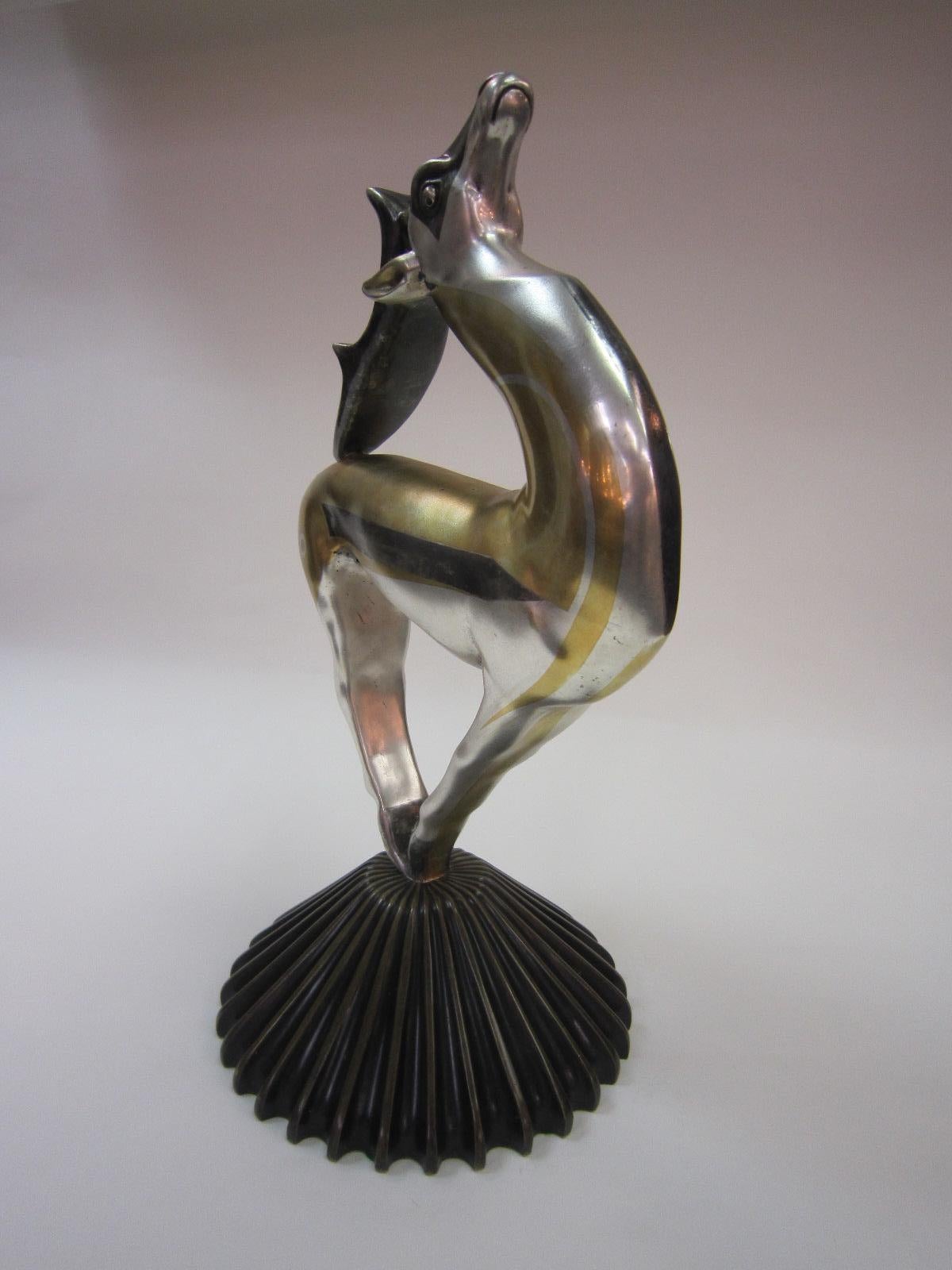 Français Grand vase Art Déco français en bronze doré et argenté représentant une gazelle stylisée A. Klty en vente
