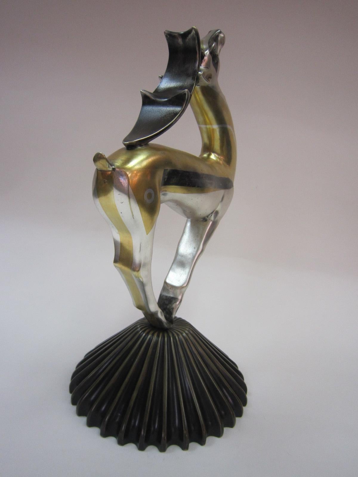 Nielle Grand vase Art Déco français en bronze doré et argenté représentant une gazelle stylisée A. Klty en vente