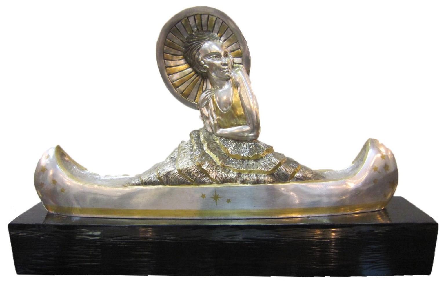 Marie-Louise Simard (Französisch, 1886-1963)
Eine große und bedeutende Original-Skulptur aus französischem Art déco-Silber und parzellierter vergoldeter Bronze, die eine weibliche Figur mit Sonnenschirm in einem Kanu darstellt.
Die Figur trägt ein