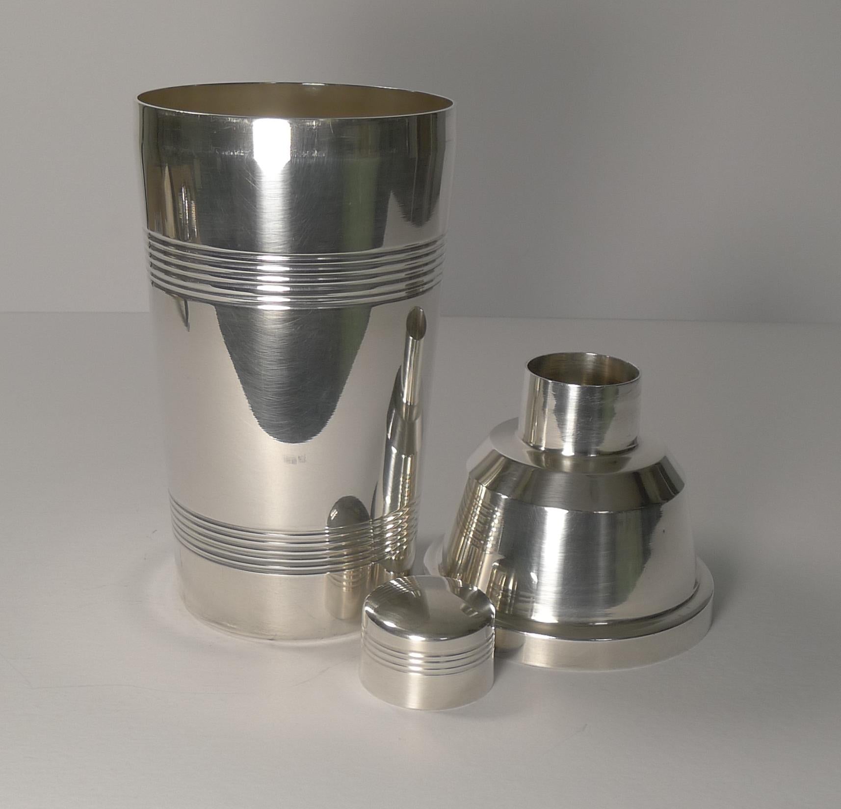 Large French Art Deco Silver Plated Cocktail Shaker Signed DÉES, circa 1930 2