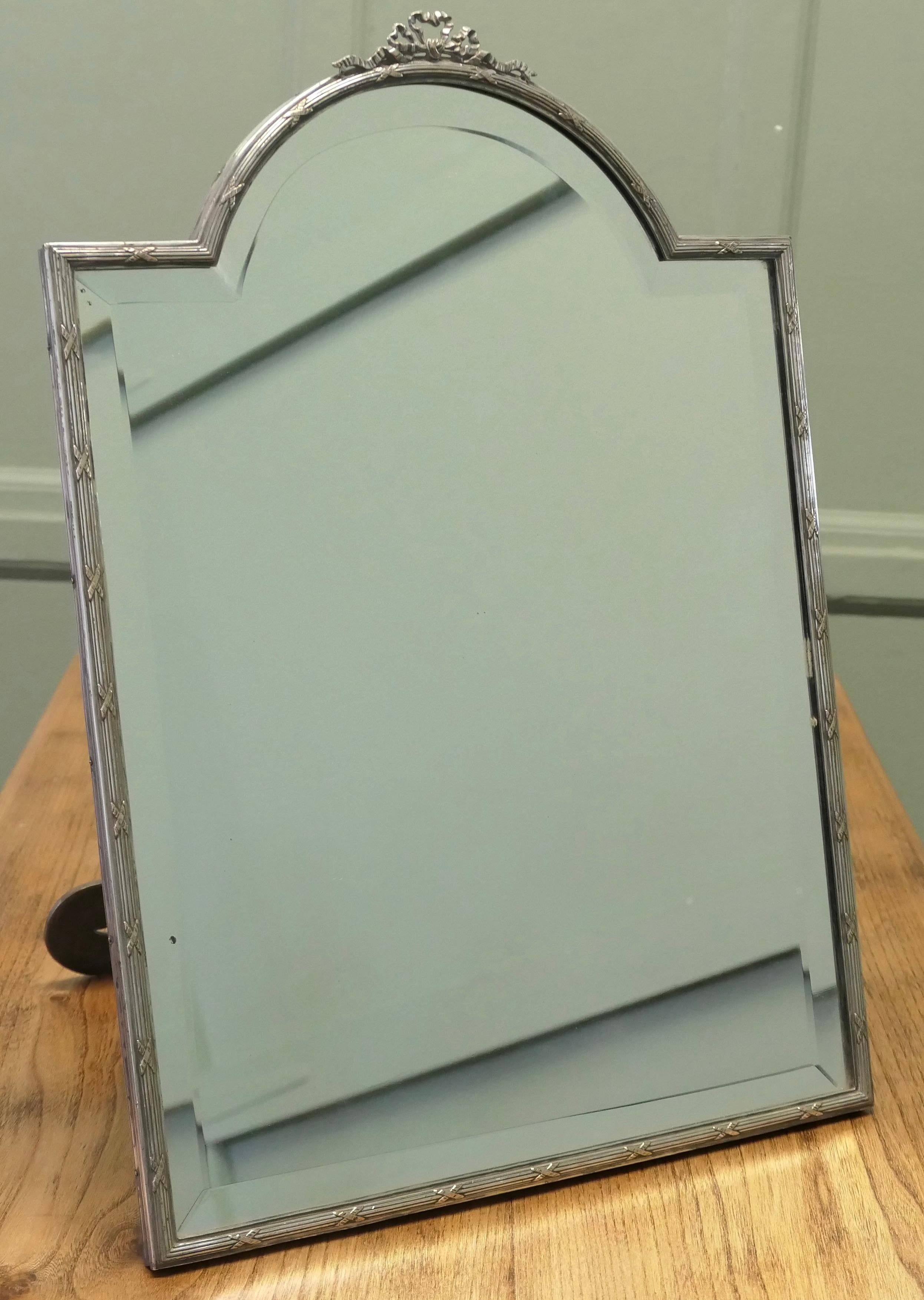 Großer französischer Art Deco Silber Toiletten- oder Eitelkeitsspiegel

Dies ist eine schöne Staffelei Art Toilette Spiegel, hat es eine hervorragende Qualität versilbert gewölbten Rahmen und sehr attraktiv Lyra geformt zurück zu unterstützen
Das