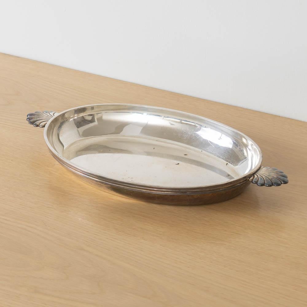 Schönes Art-Déco-Tablett aus Silberblech aus Frankreich, 1930er Jahre. Niedrige Schale mit Rillendetail am Rand und schönen dekorativen Muschelgriffen. Originallackierung zeigt schönes Alter und Patina. Perfekt als Dekorationsobjekt oder