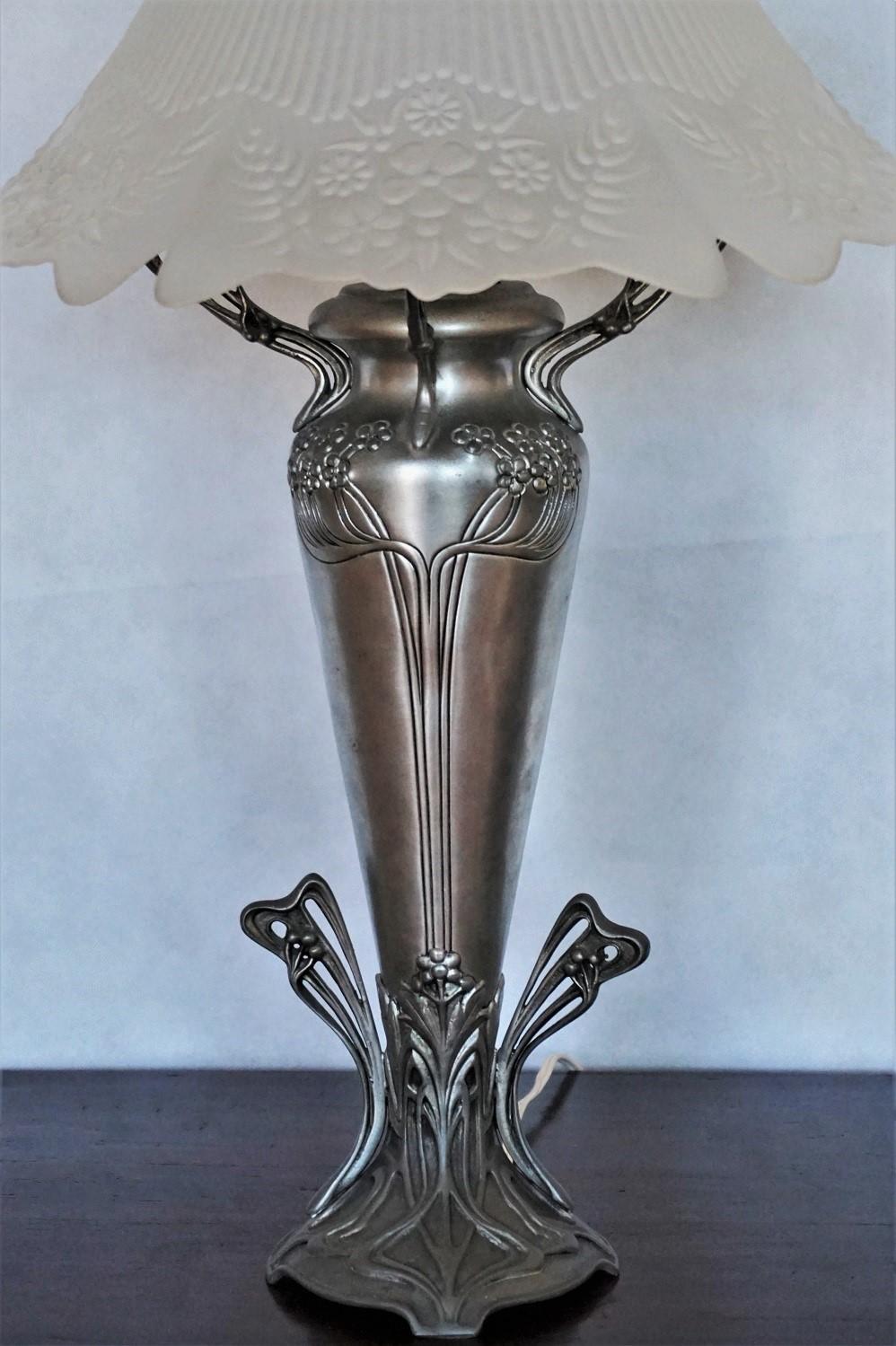 Français Lampe de bureau Art déco française avec vase, années 1930 en vente