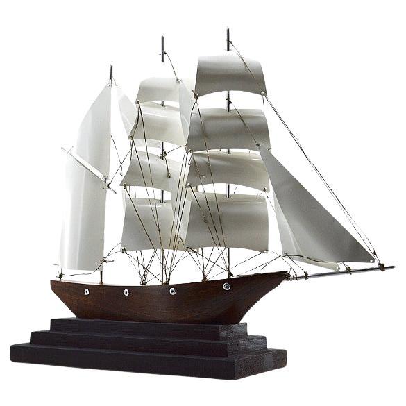 Grand trois-mâts barque français Art déco par Anthoine Art Boi, France, années 1920. Bois et métal. Voiles en métal peintes en blanc, coque en bois et base peinte en noir.