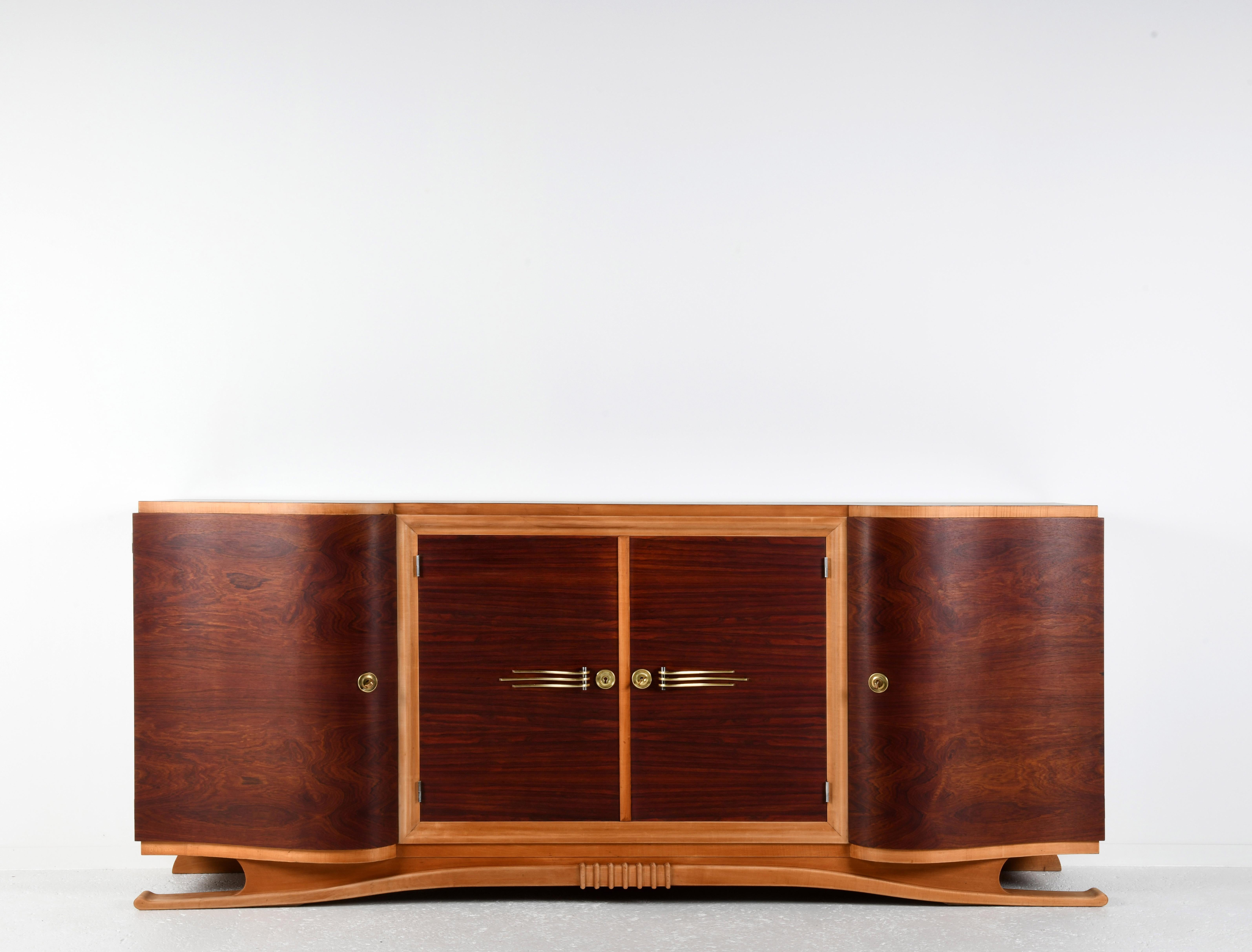Large two-tone Art Deco enfilade from the 1940s/50s. Two large curved doors at the ends and a double door in the centre opening onto a large niche with a central shelf. Walnut veneer on the doors and sides, stained oak veneer on the top shelf.