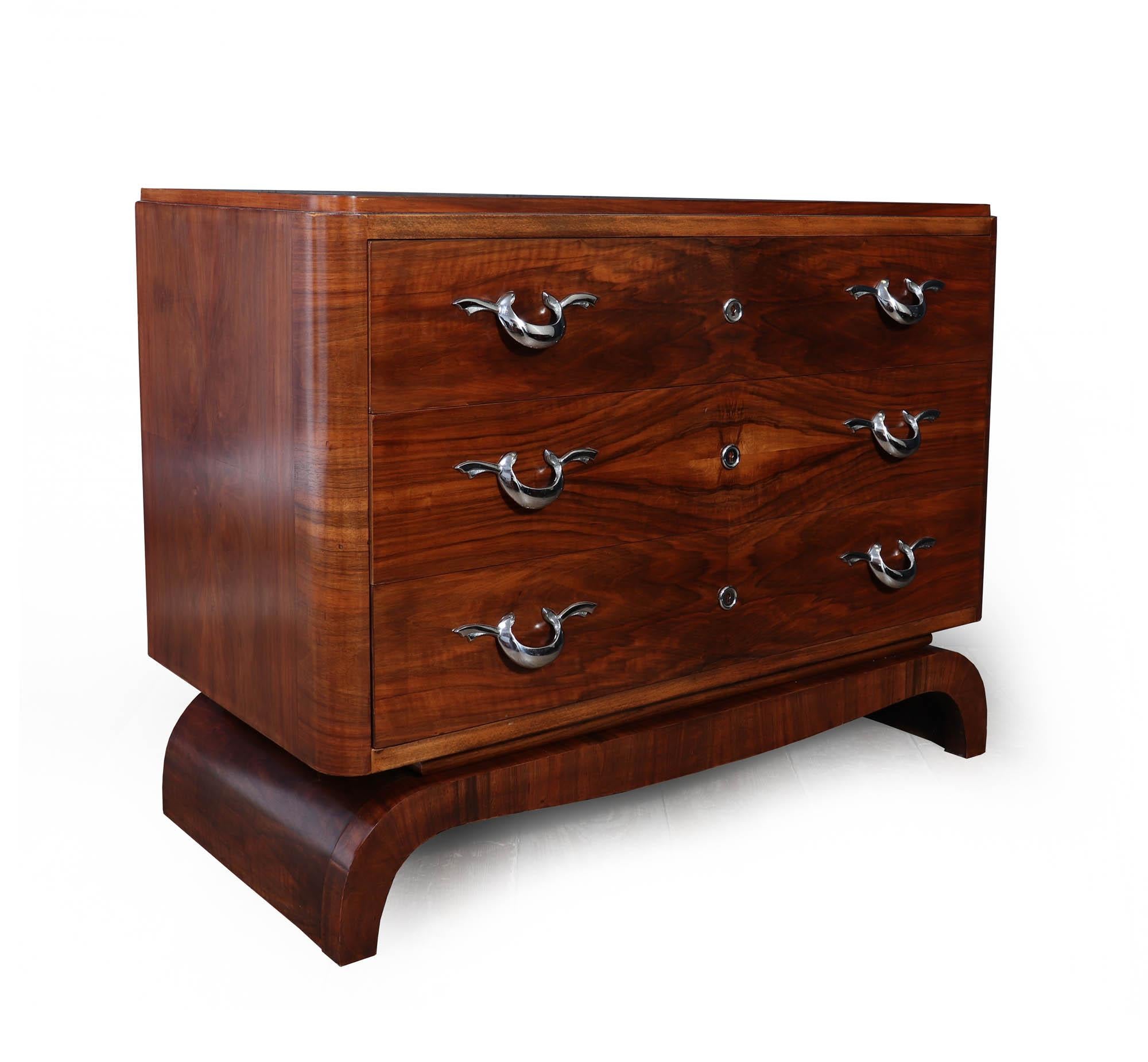 Cassapanca in noce Art Deco 
Una grande cassapanca francese in noce Art Deco, una splendida incarnazione dell'eleganza degli anni '30 che eleverà qualsiasi spazio interno. Questo pezzo notevole vanta tre lunghi cassetti incastrati a coda di rondine,