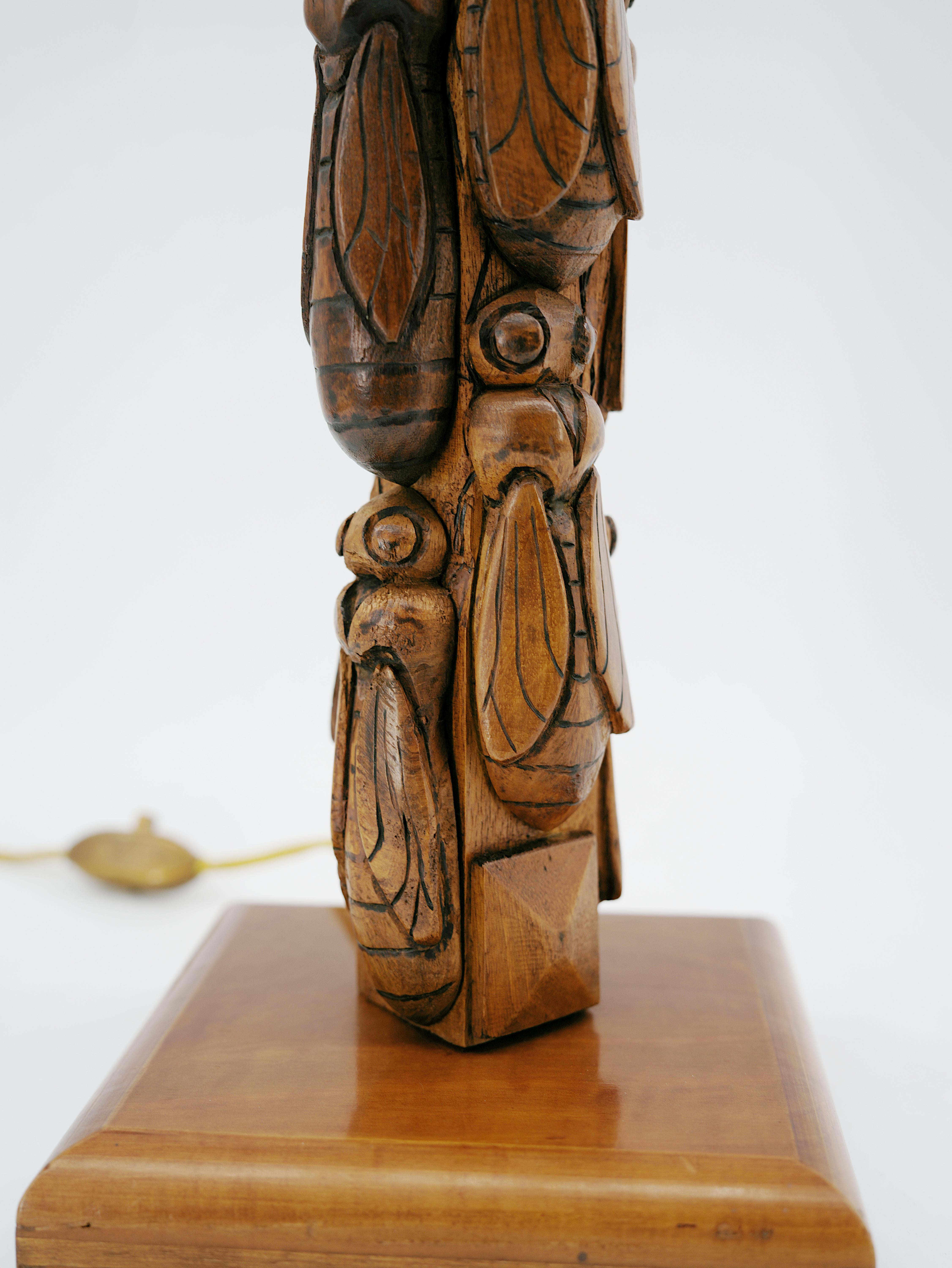 Gran lámpara de sobremesa francesa Art Decó de madera con talla de cigarra 1930 Francés en venta