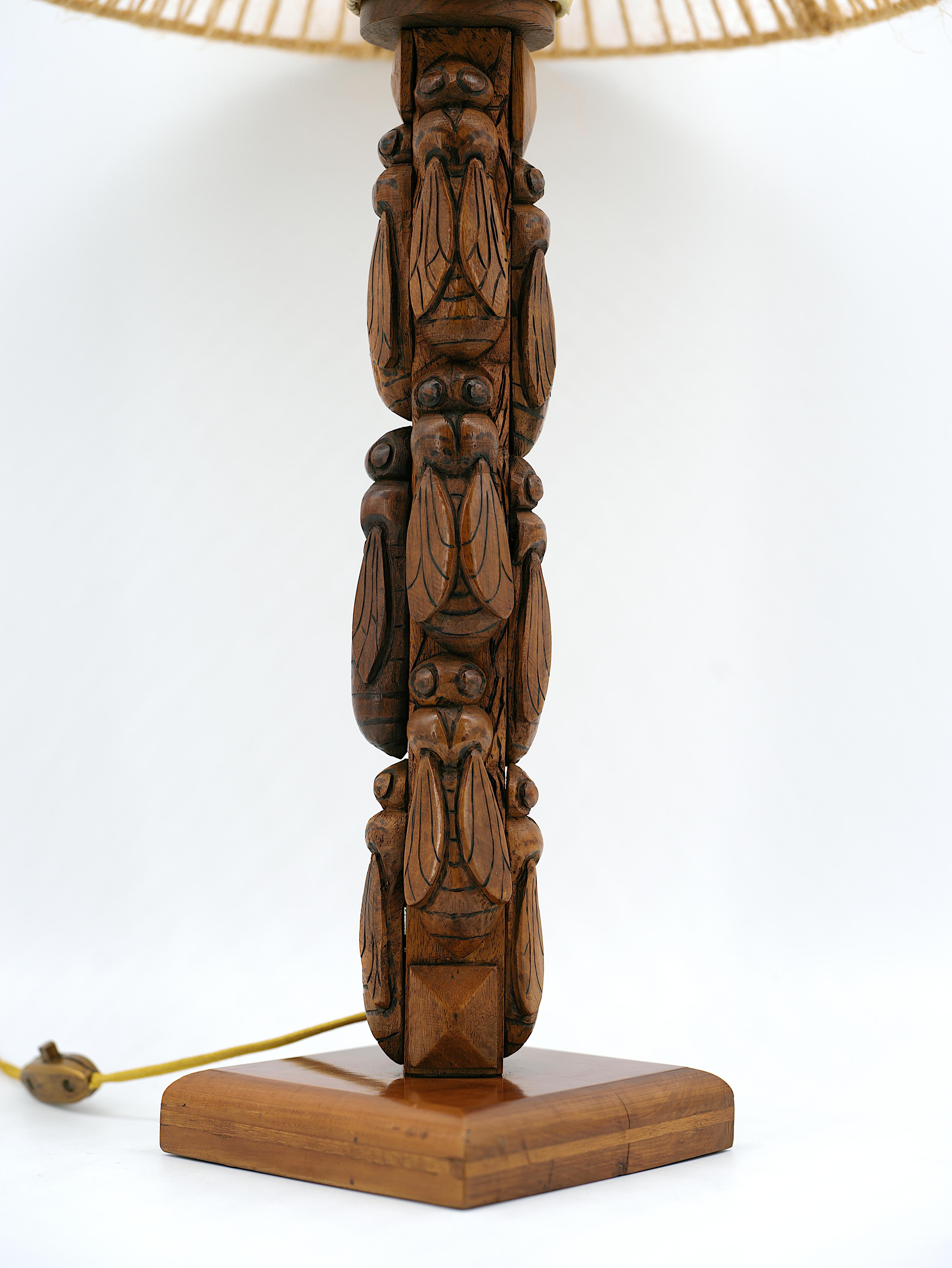 Gran lámpara de sobremesa francesa Art Decó de madera con talla de cigarra 1930 en Bueno estado para la venta en Saint-Amans-des-Cots, FR