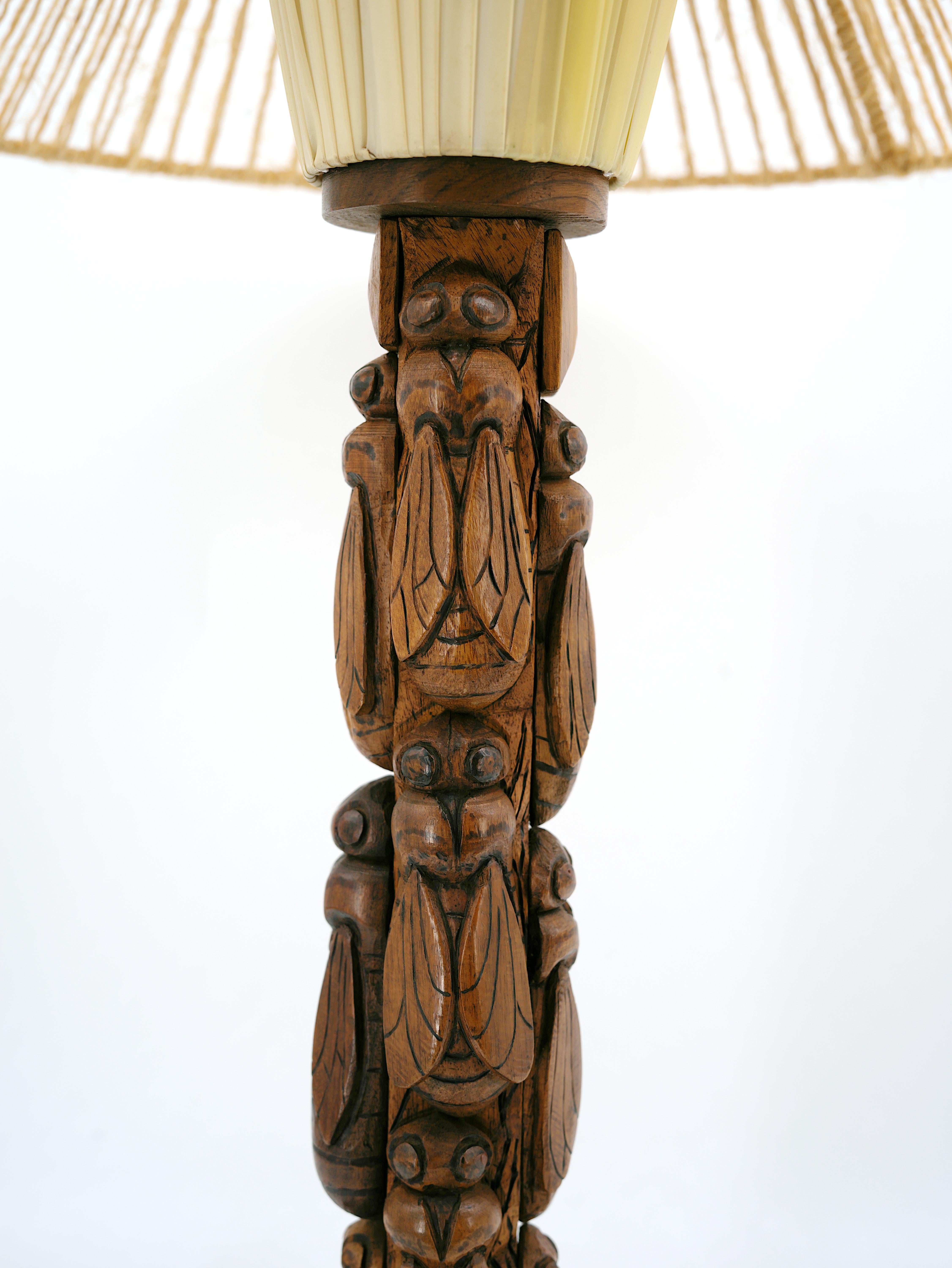 Gran lámpara de sobremesa francesa Art Decó de madera con talla de cigarra 1930 mediados del siglo XX en venta