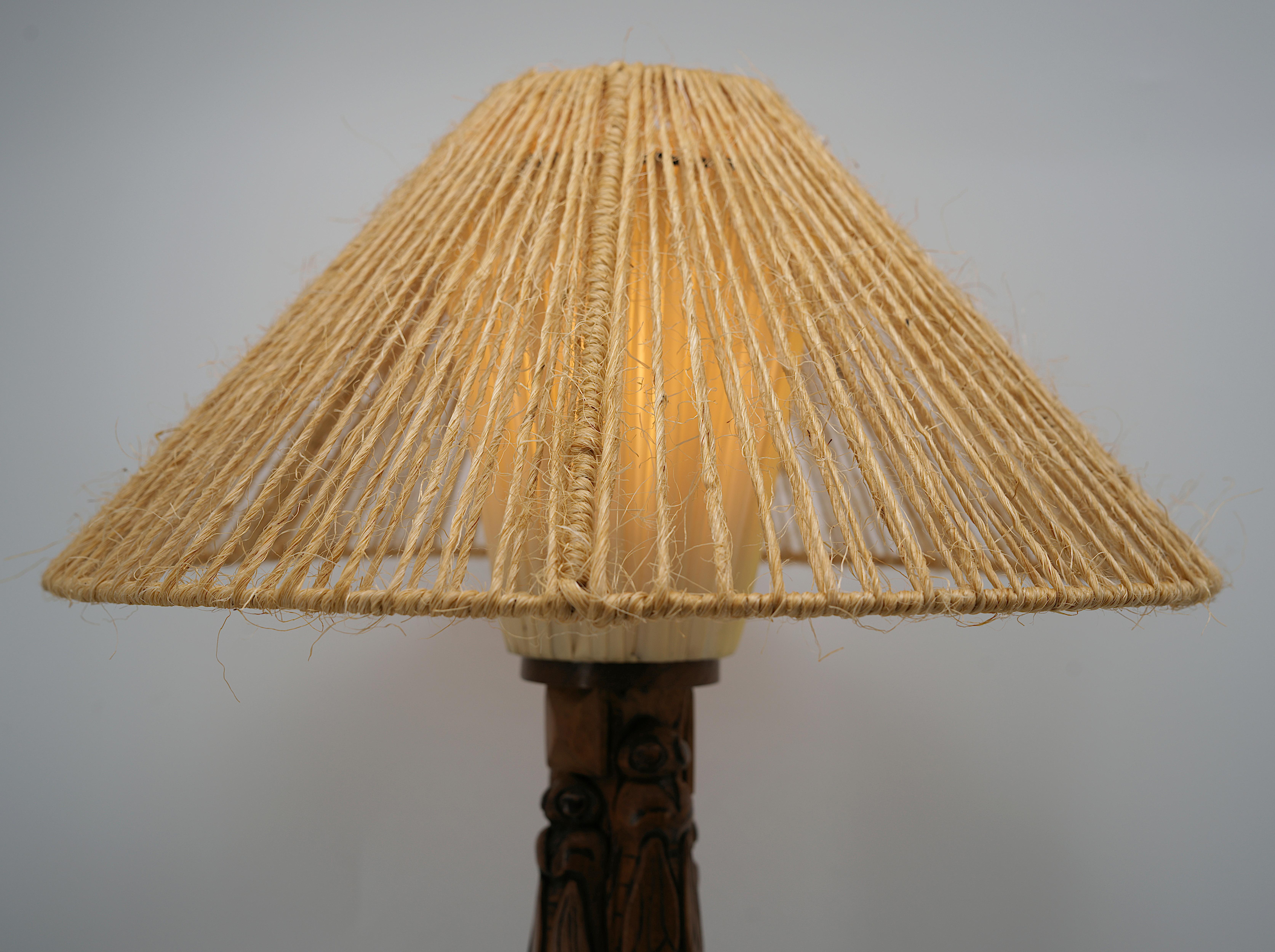 Gran lámpara de sobremesa francesa Art Decó de madera con talla de cigarra 1930 Tela en venta