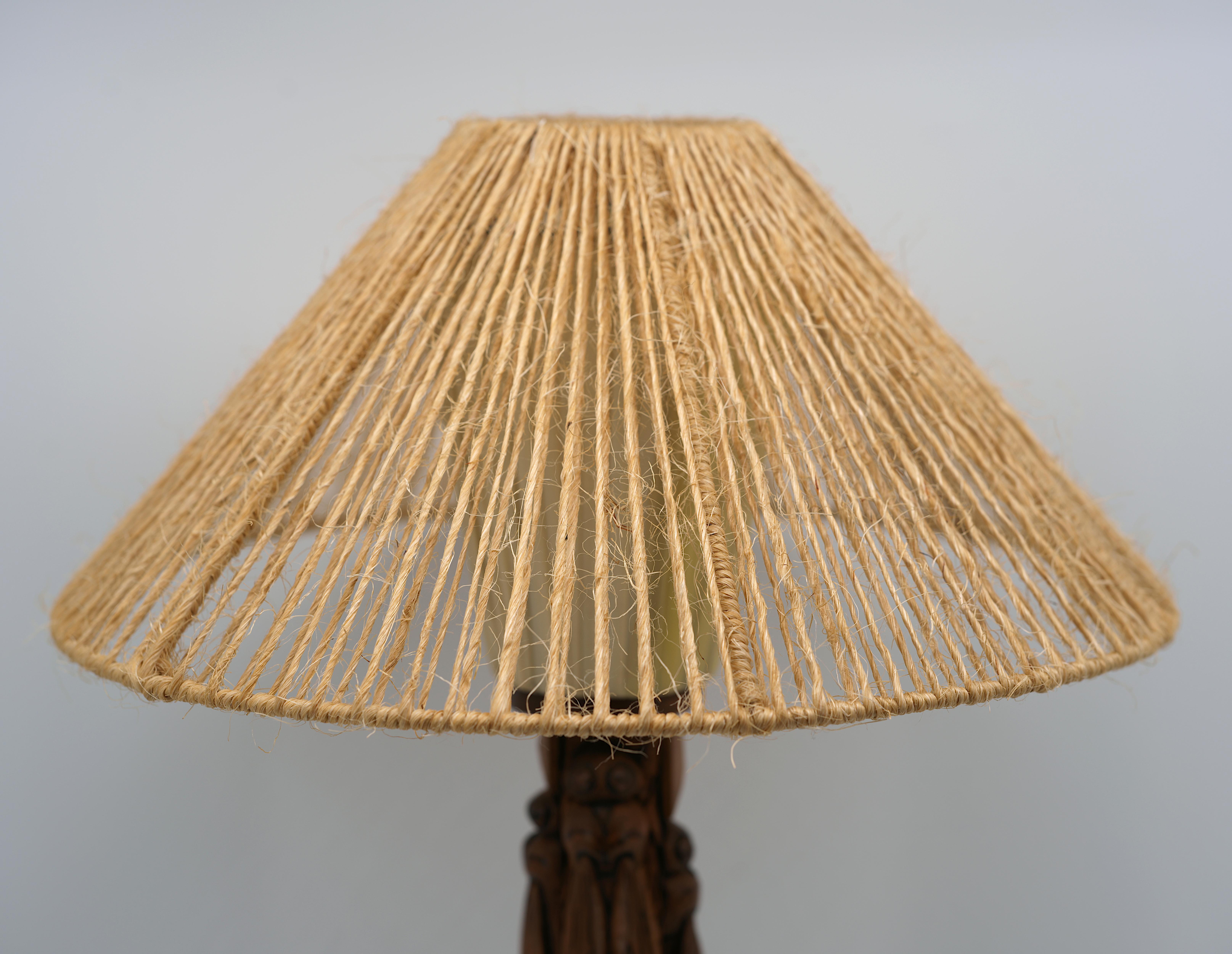 Gran lámpara de sobremesa francesa Art Decó de madera con talla de cigarra 1930 en venta 1