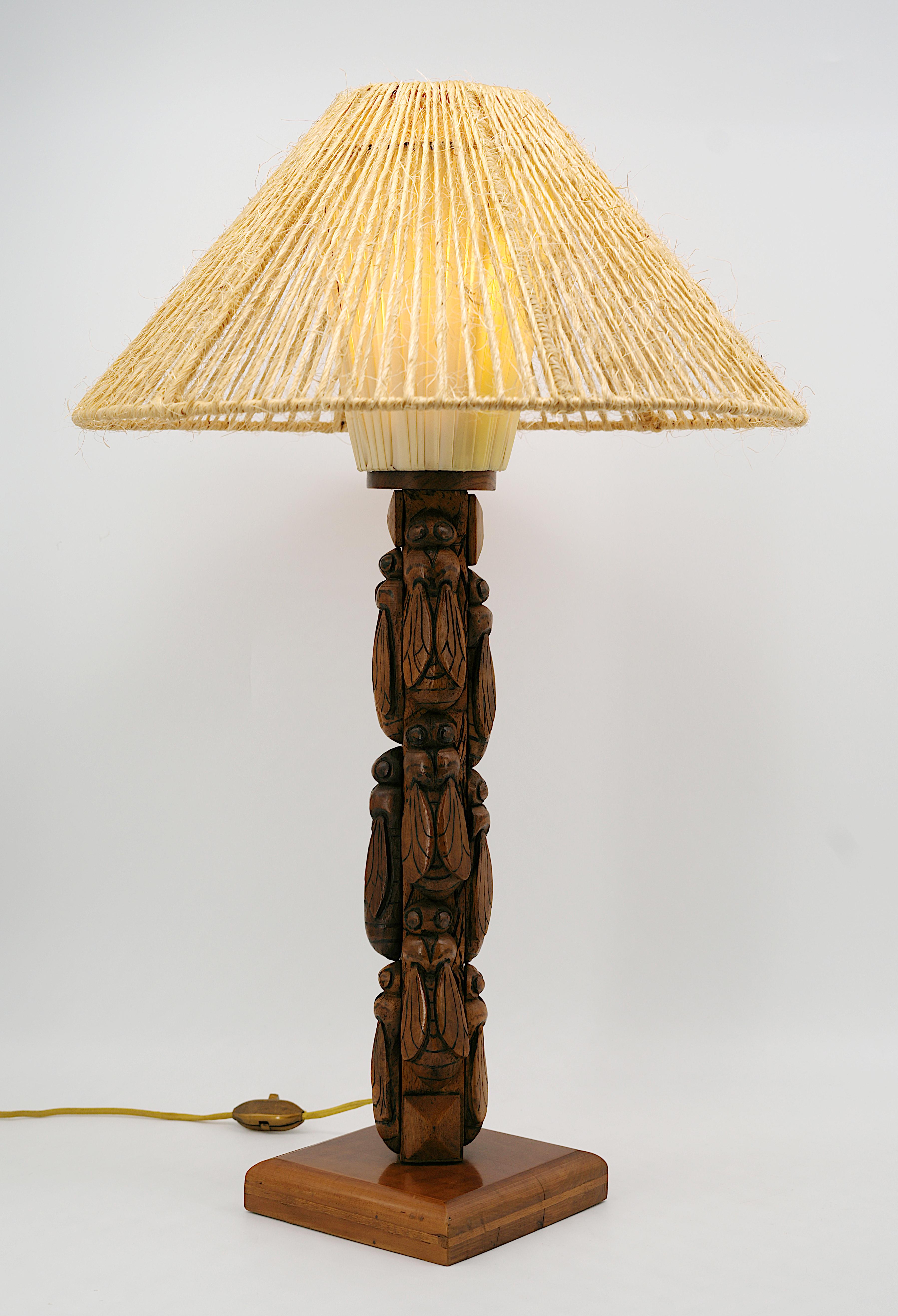 Gran lámpara de sobremesa francesa Art Decó de madera con talla de cigarra 1930 en venta 2