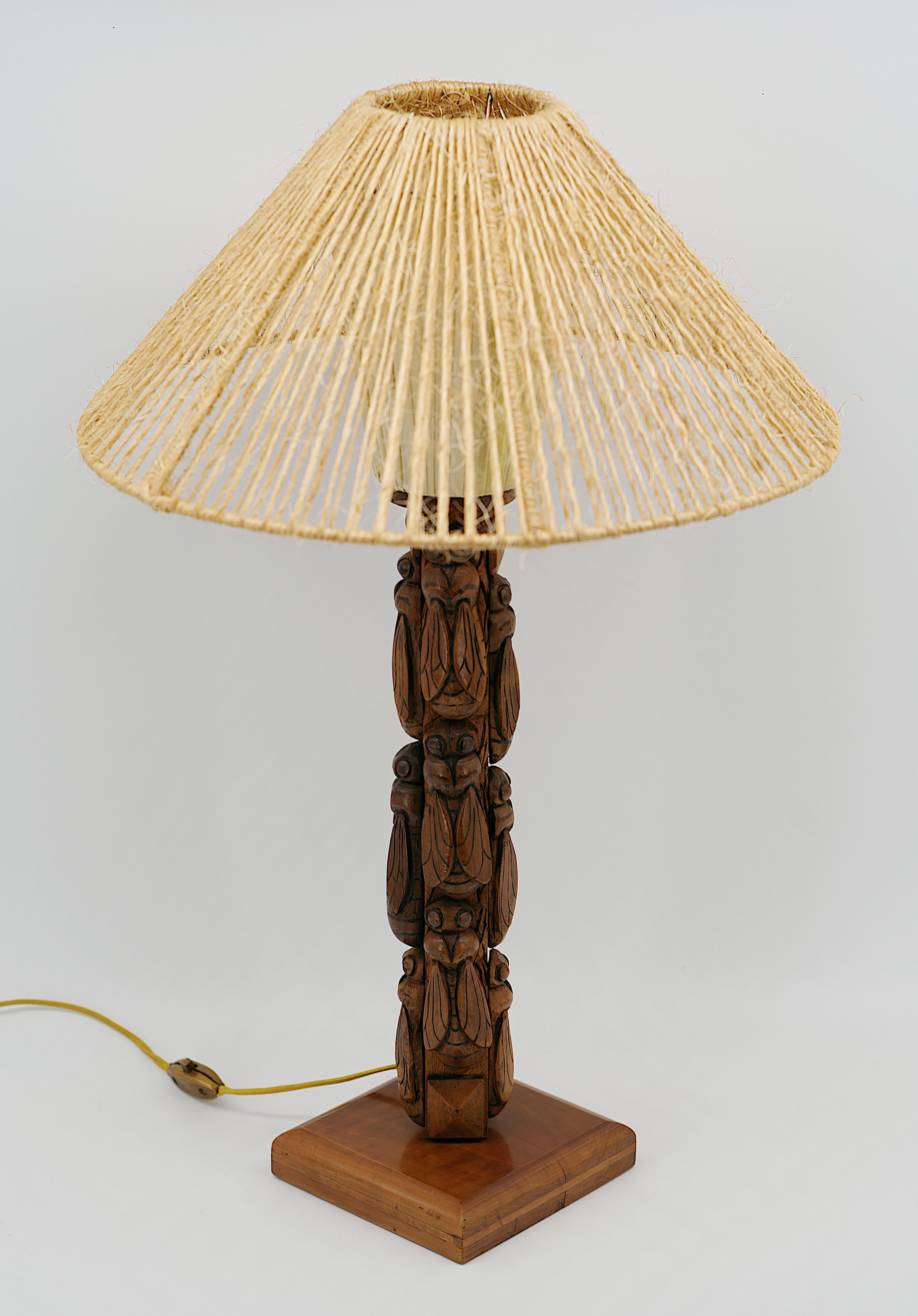 Gran lámpara de sobremesa francesa Art Decó de madera con talla de cigarra 1930 en venta 3