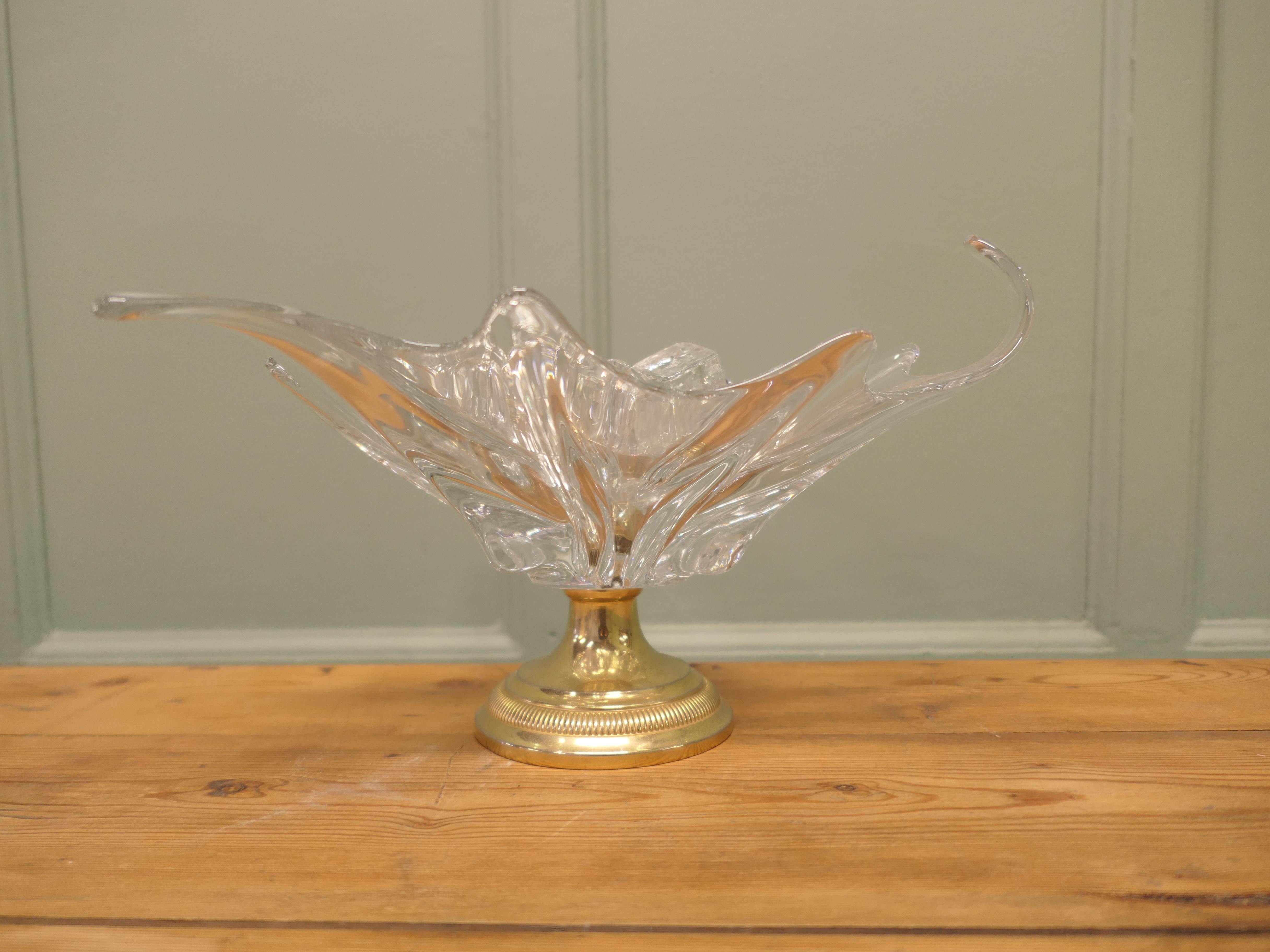 Grand plat Tazza en verre d'art français et laiton


Une ravissante pièce de France, le plat asymétrique en verre d'art est monté sur une base en laiton doré, un design magnifique et très inhabituel.
Le plat a une hauteur de 9